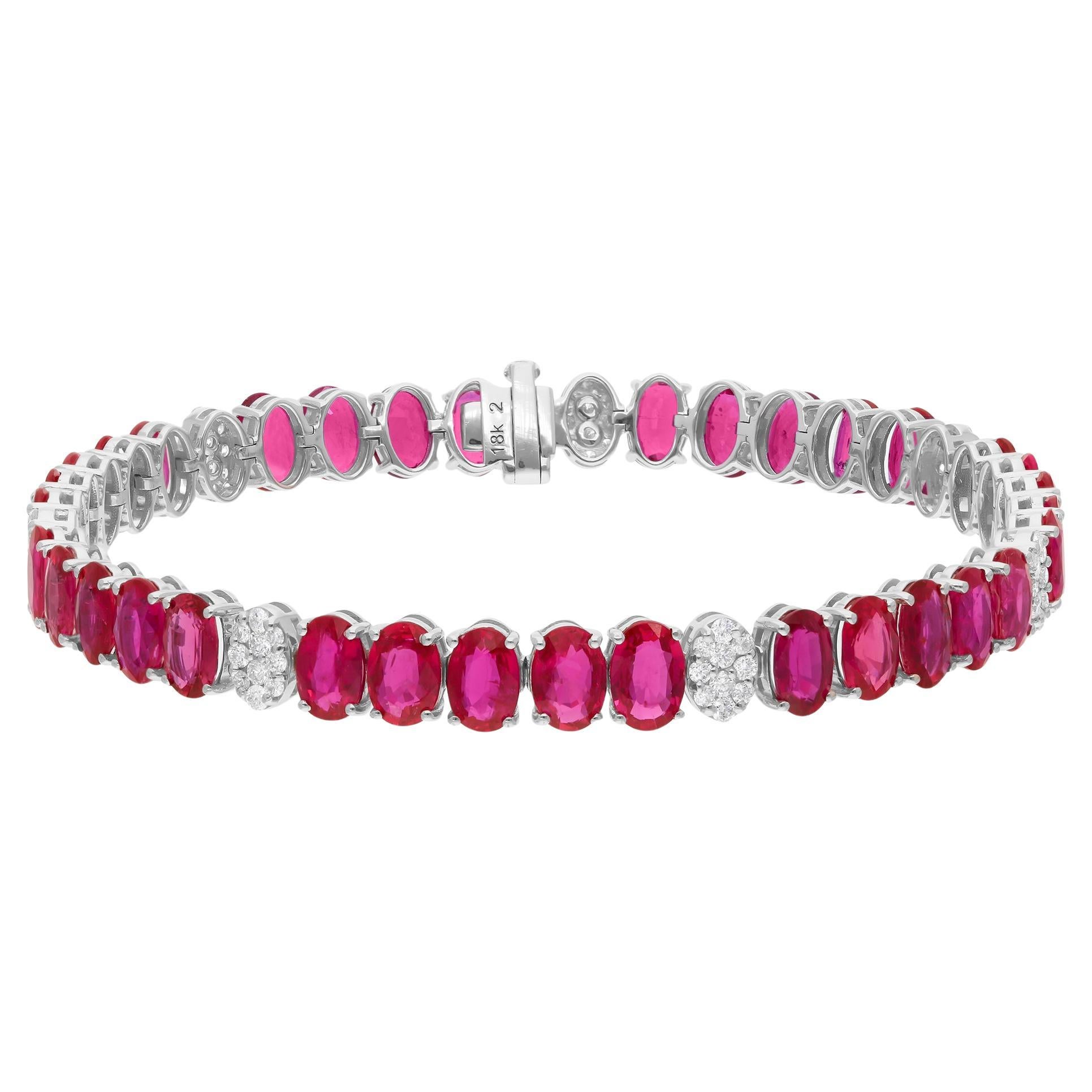 Echtes 15,50 Karat Rubin-Edelstein-Armband 0,85 Karat SI/H Diamant 14 Karat Weißgold
Dieses Armband besteht aus fünf Rubinen, die nach jeder Diamantengruppe gesetzt sind und ein Tennisarmband bilden.
Man glaubt, dass der Rubin die Vitalität