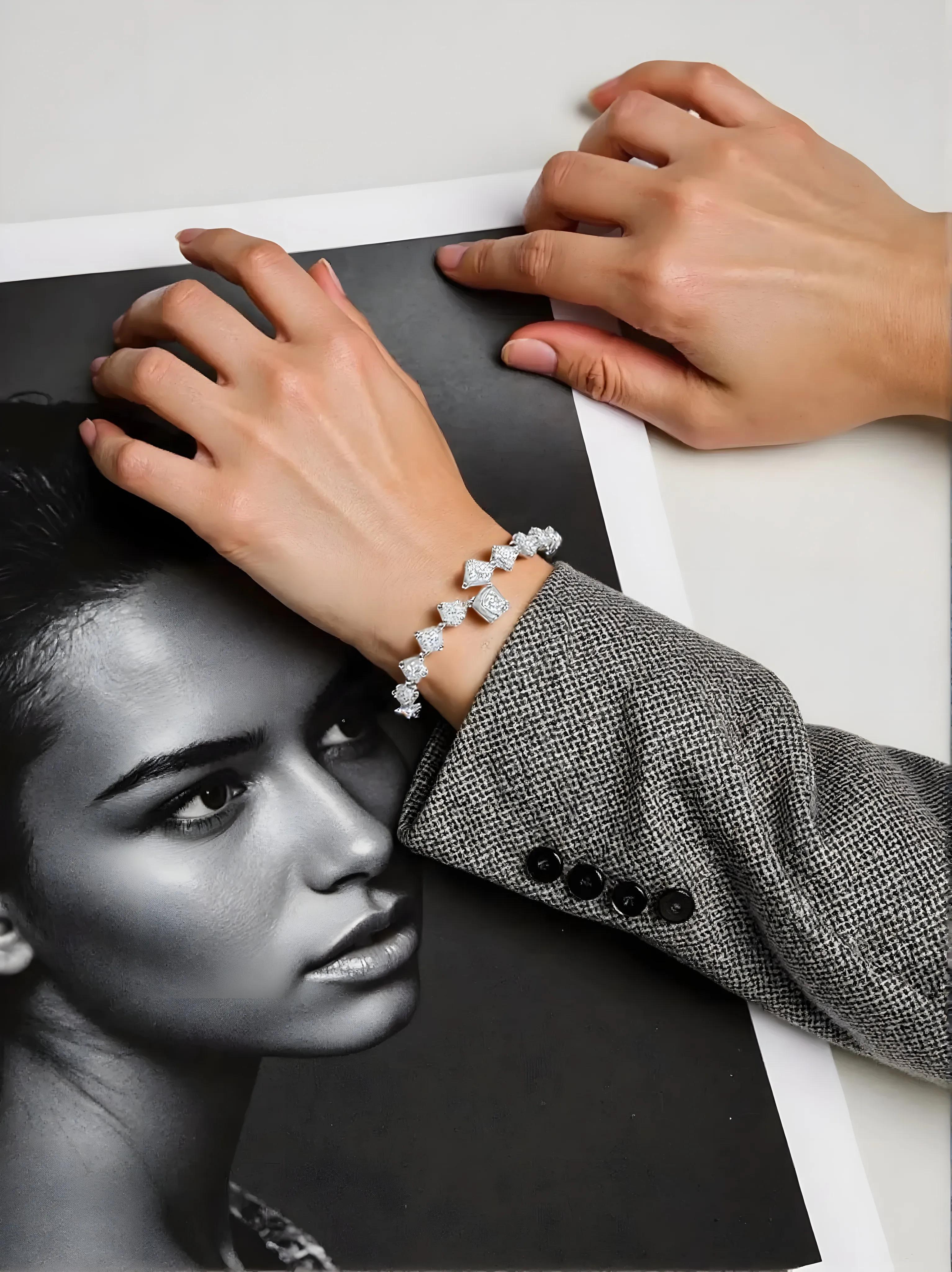 Bracelet manchette enveloppant véritable diamants poire de 1,61 carat SI/H en or blanc 18 carats Neuf - En vente à Diera, Dubai