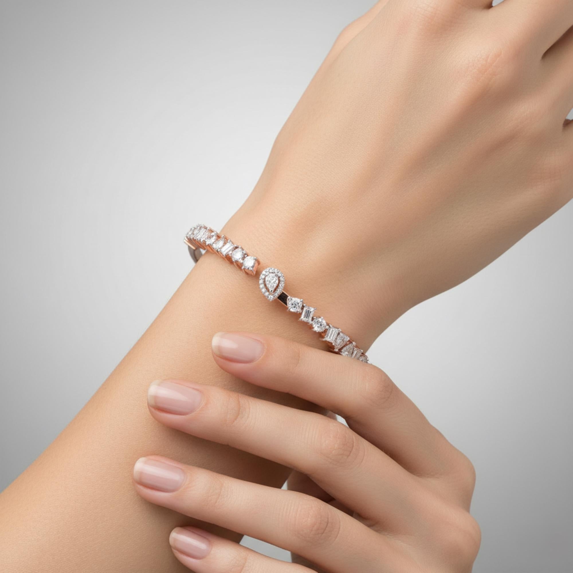 Laissez-vous séduire par l'allure intemporelle du luxe avec ce bracelet manchette en diamant de 1,62 carat, minutieusement réalisé en or rose 18 carats. Fabriqué à la main avec un souci du détail inégalé, ce bijou époustouflant incarne l'élégance et
