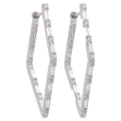 Boucles d'oreilles cerclées en or blanc 18 carats avec diamant baguette SI/HI de 1,80 carat.