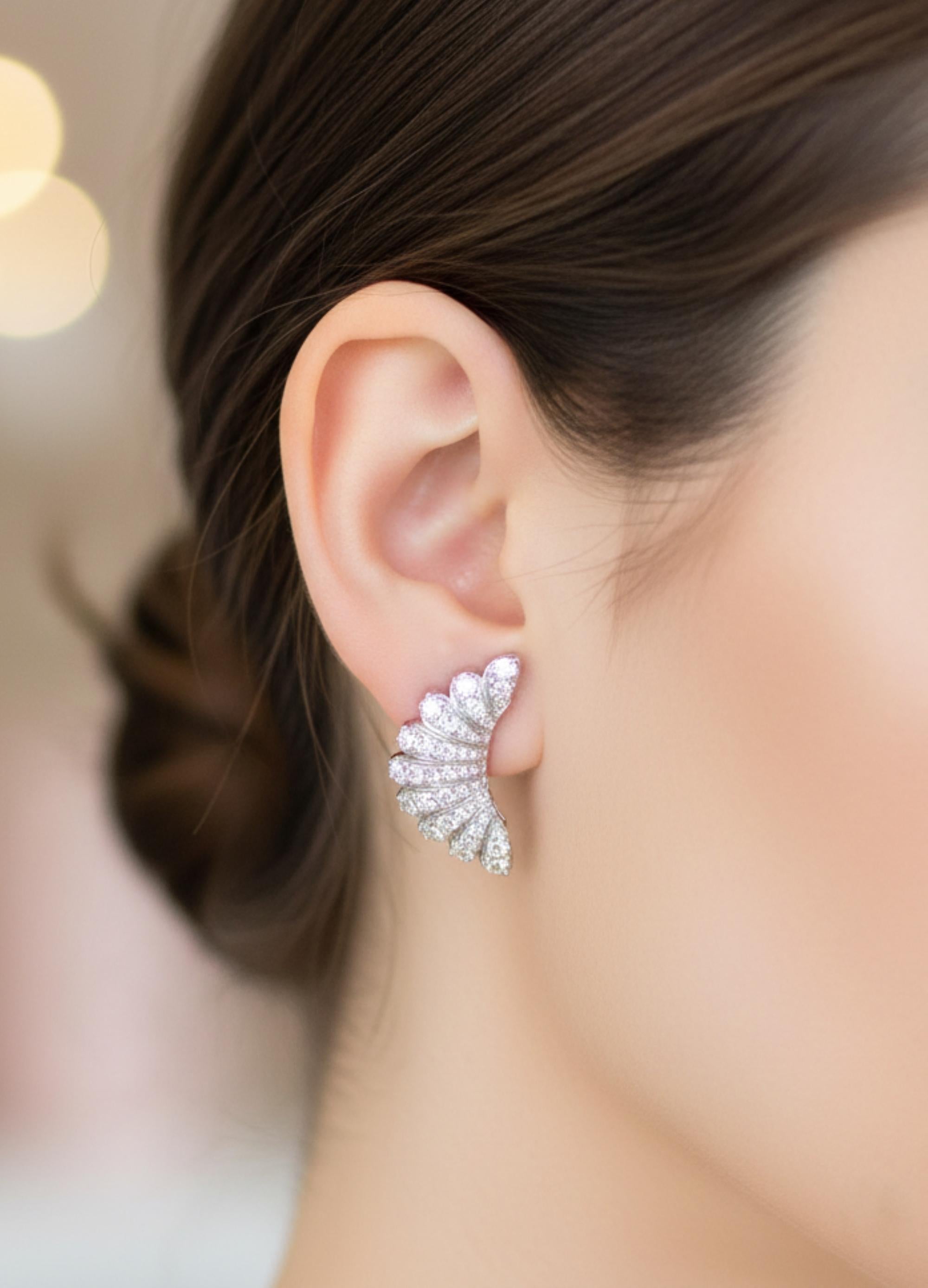 Echte 1,80cts SI Reinheit HI Farbe Runde Diamant Hörnchen Ohrringe 14K Weißgold.
Diese auffälligen Ohrringe bestechen durch ihr fächerförmiges Design mit Reihen von Diamanten im Brillantrundschliff, die auf elegante Weise in abgestuften Ebenen