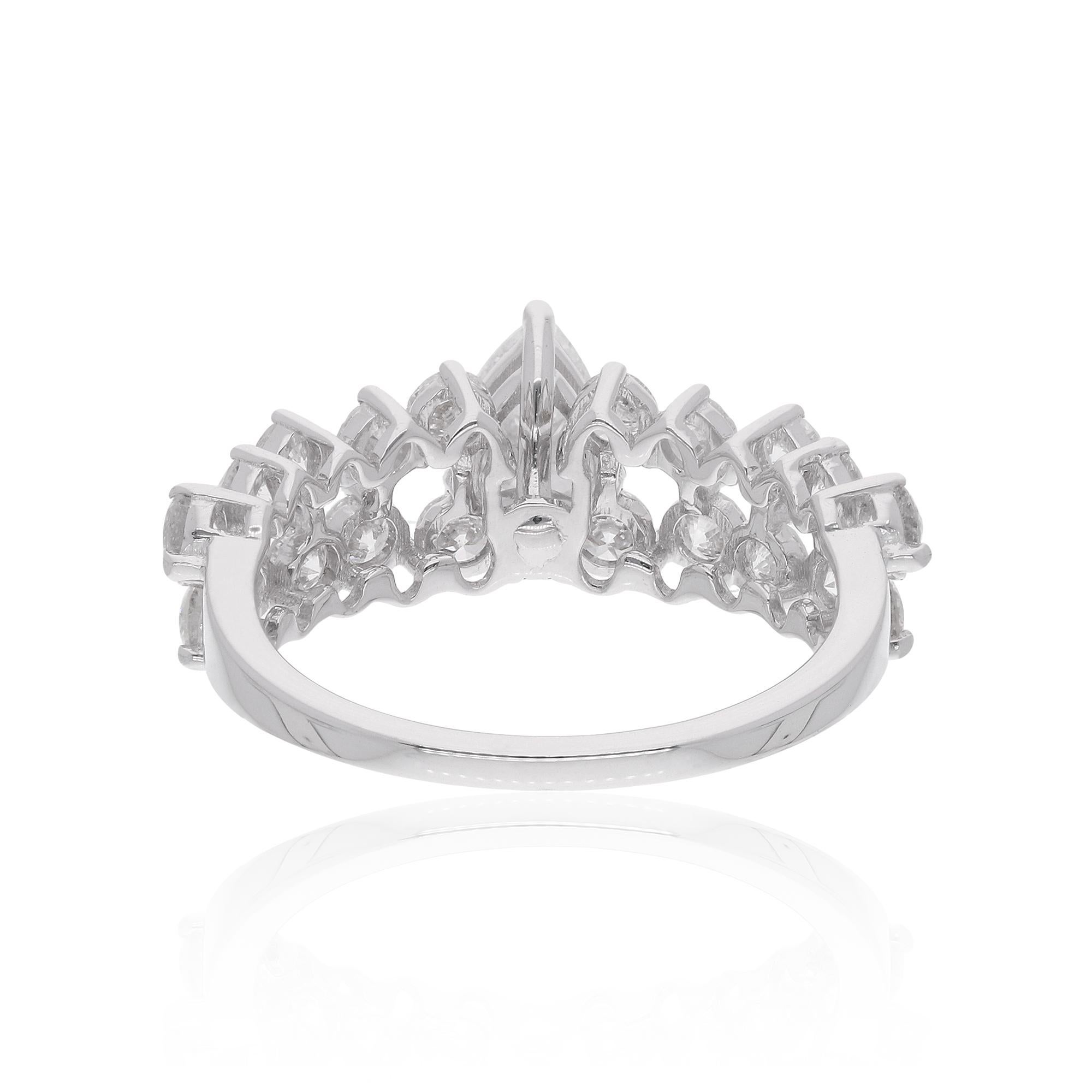 Ein Ehering mit einem natürlichen Diamanten von 1,87 Karat in 18 Karat Weißgold ist ein zeitloses und exquisites Stück handgefertigten Schmucks. Der Ring zeigt in der Regel einen einzelnen natürlichen Diamanten als Herzstück.

Der Ring hat die Größe