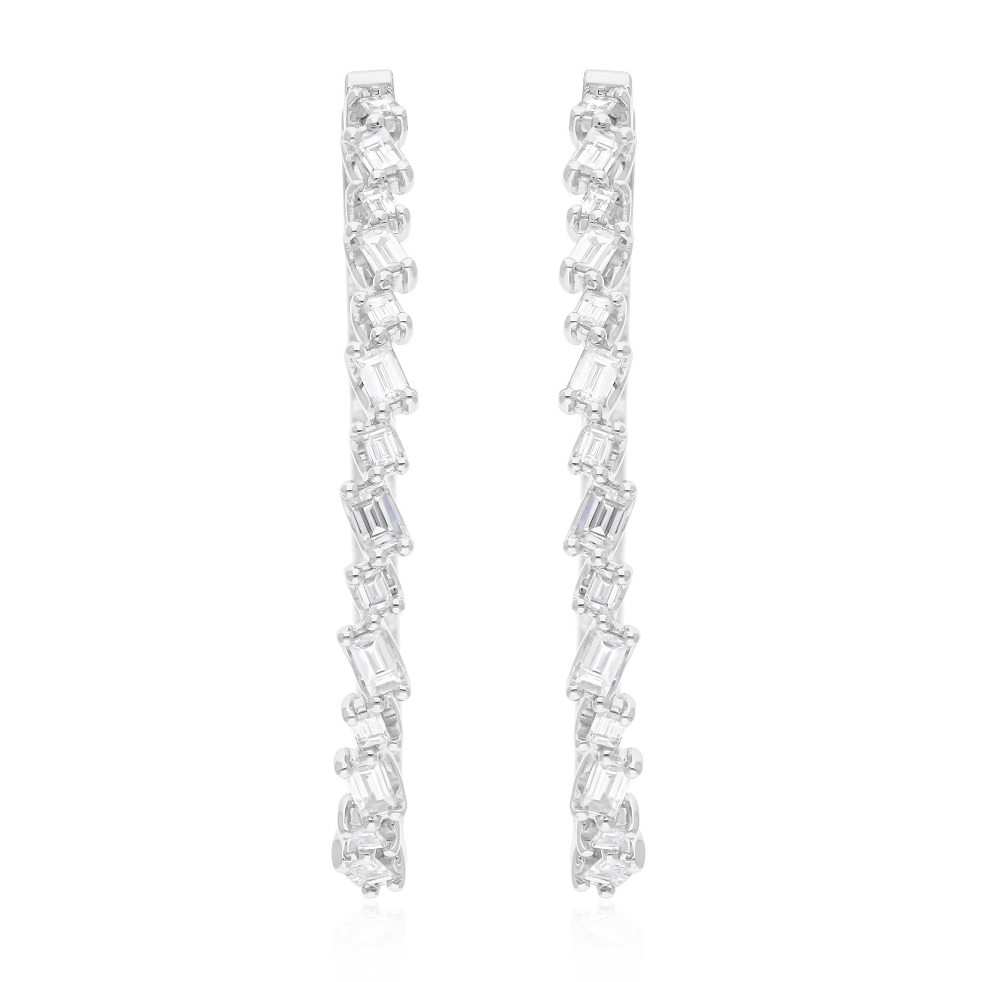 Coulées dans de l'or 18 carats, ces boucles d'oreilles exquises sont serties de 1,97 carats de diamants étincelants.

Suivez la vitrine de Spectrum Jewels pour découvrir la dernière collection et les pièces exclusives. Spectrum Jewels est fièrement