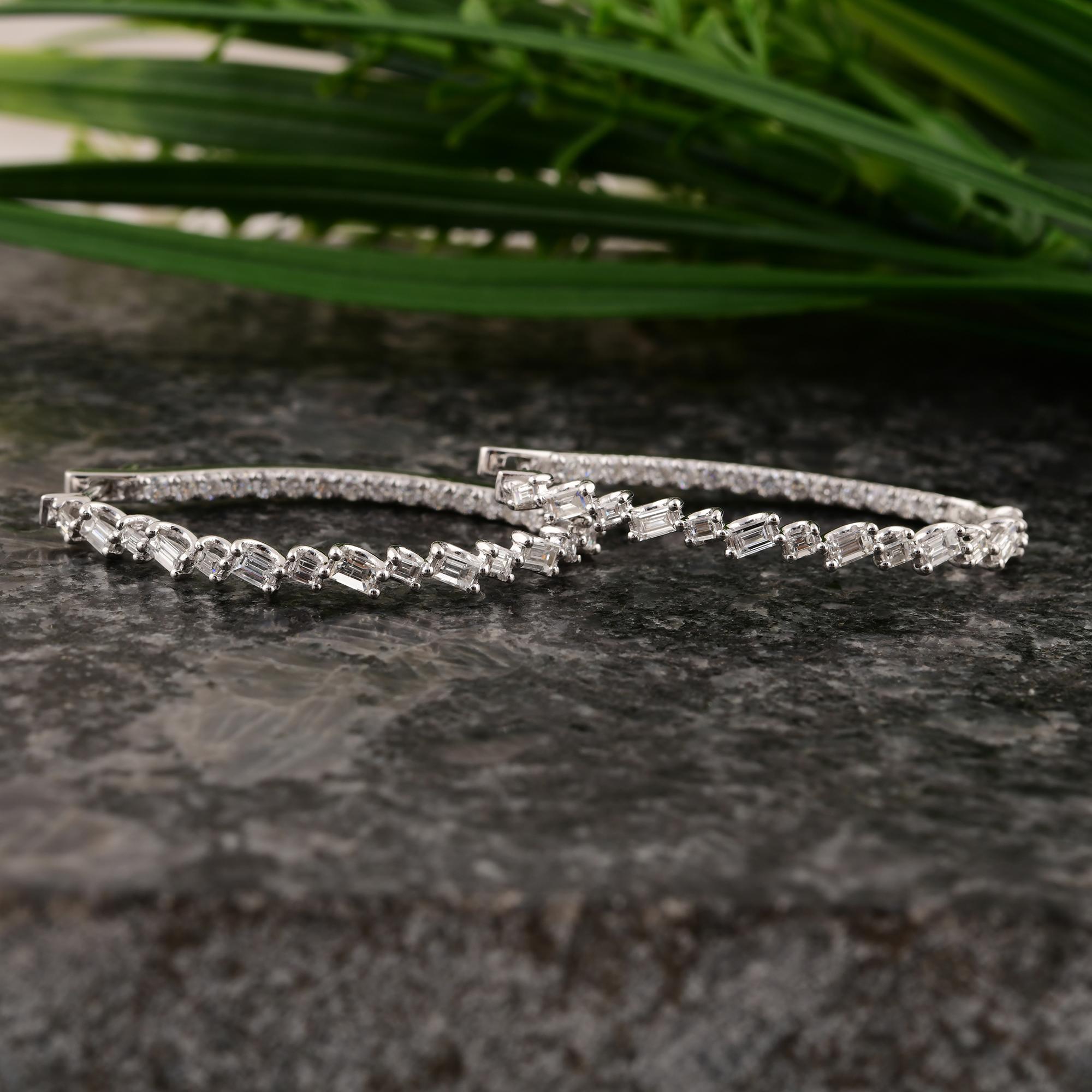 Moderne Créoles en or blanc 18 carats avec diamants taille émeraude ronde de 1,97 carat SI/H en vente