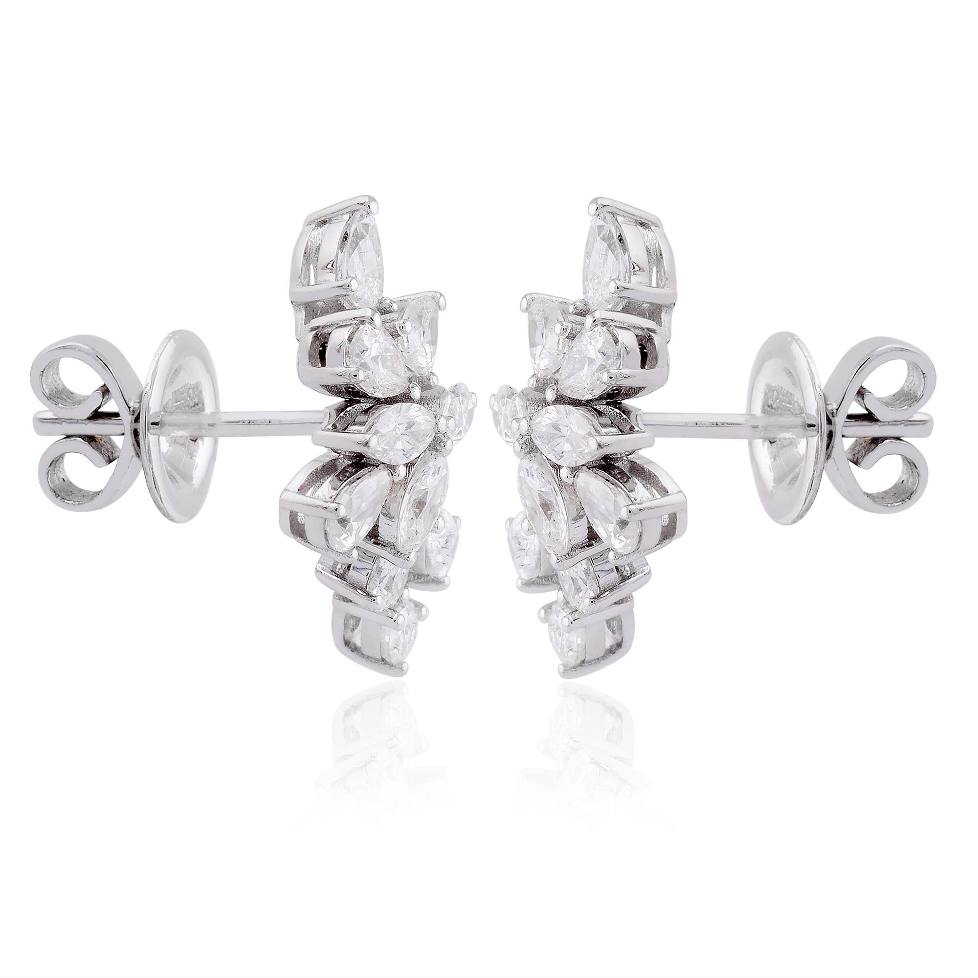 Sertis de manière experte dans une monture classique à quatre griffes, les diamants sont solidement maintenus en place tout en permettant à un maximum de lumière de pénétrer et de rehausser leur éclat. Le design élégant et intemporel de ces boucles