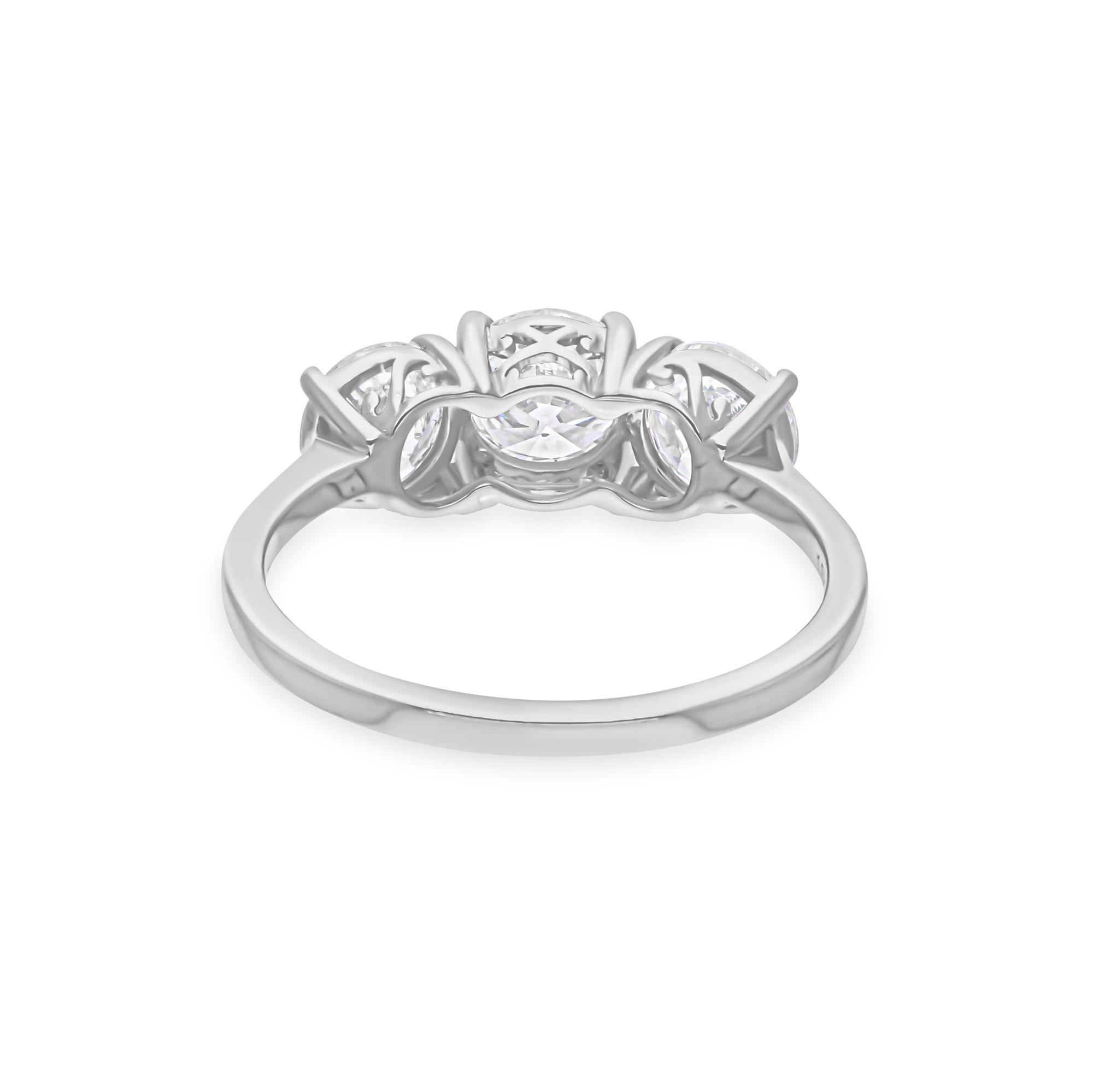Modern Real 2.09 Carat SI/H Three Round Brilliant Cut Diamond Band Ring 18k White Gold For Sale