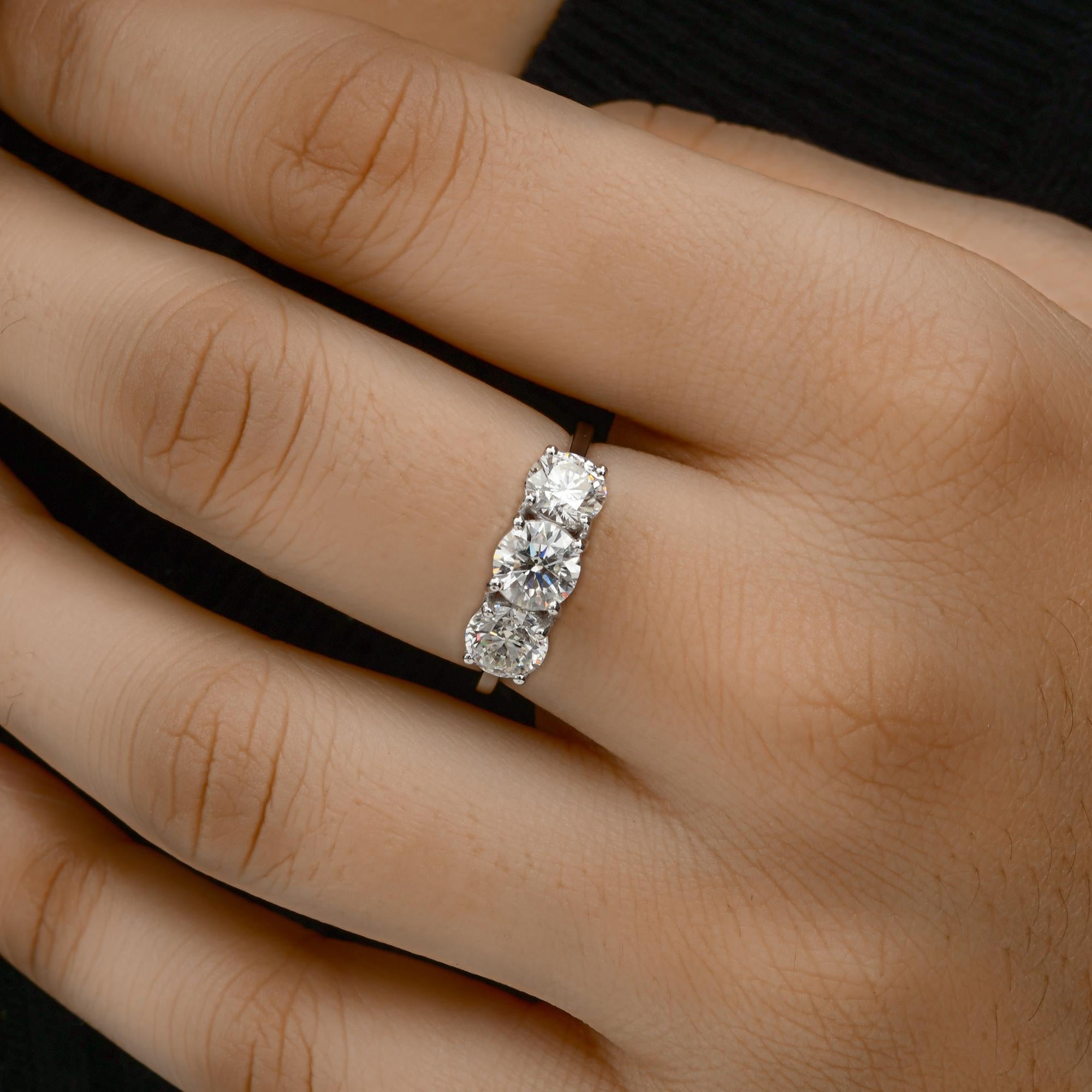 Real 2.09 Carat SI/H Three Round Brilliant Cut Diamond Band Ring 18k White Gold In New Condition For Sale In Diera, Dubai