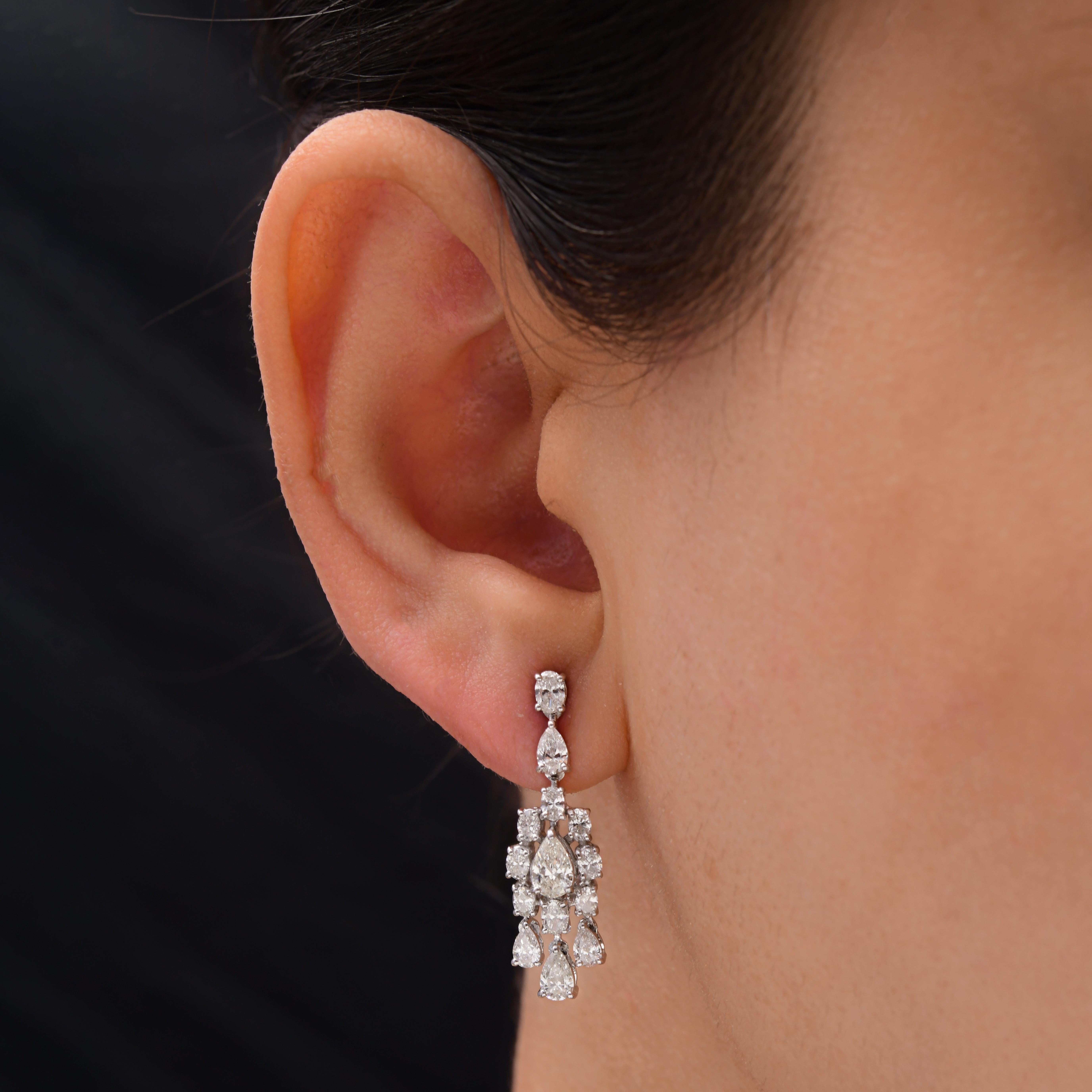 Echte 2,13 Karat SI Reinheit HI Farbe Diamant Ohrringe 14 Karat Weißgold 
Diese Ohrringe zeigen einen atemberaubenden Diamanten im Birnenschliff, der von einem kunstvoll arrangierten Ensemble runder und birnenförmiger Brillanten umgeben ist, die