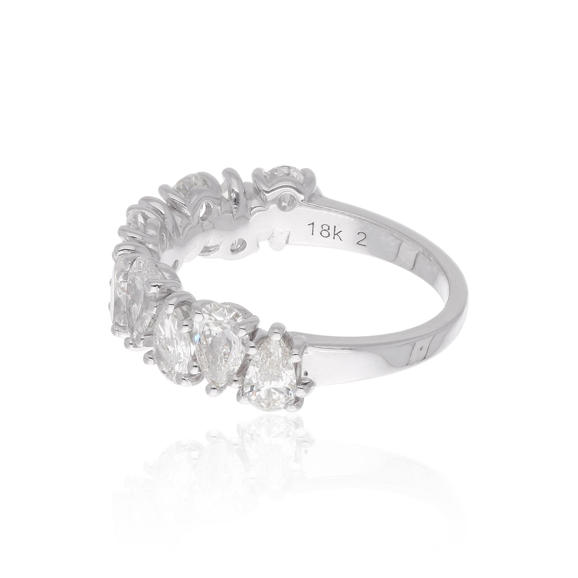 Vervollständigen Sie Ihren Look für einen glamourösen Abend mit diesem wunderschönen, mit Diamanten besetzten Ring aus Weißgold. Diese passen gut zu all Ihren Kleidern und sind aufmerksamkeitsstark.

Der Ring hat die Größe 7 und kann auf Anfrage