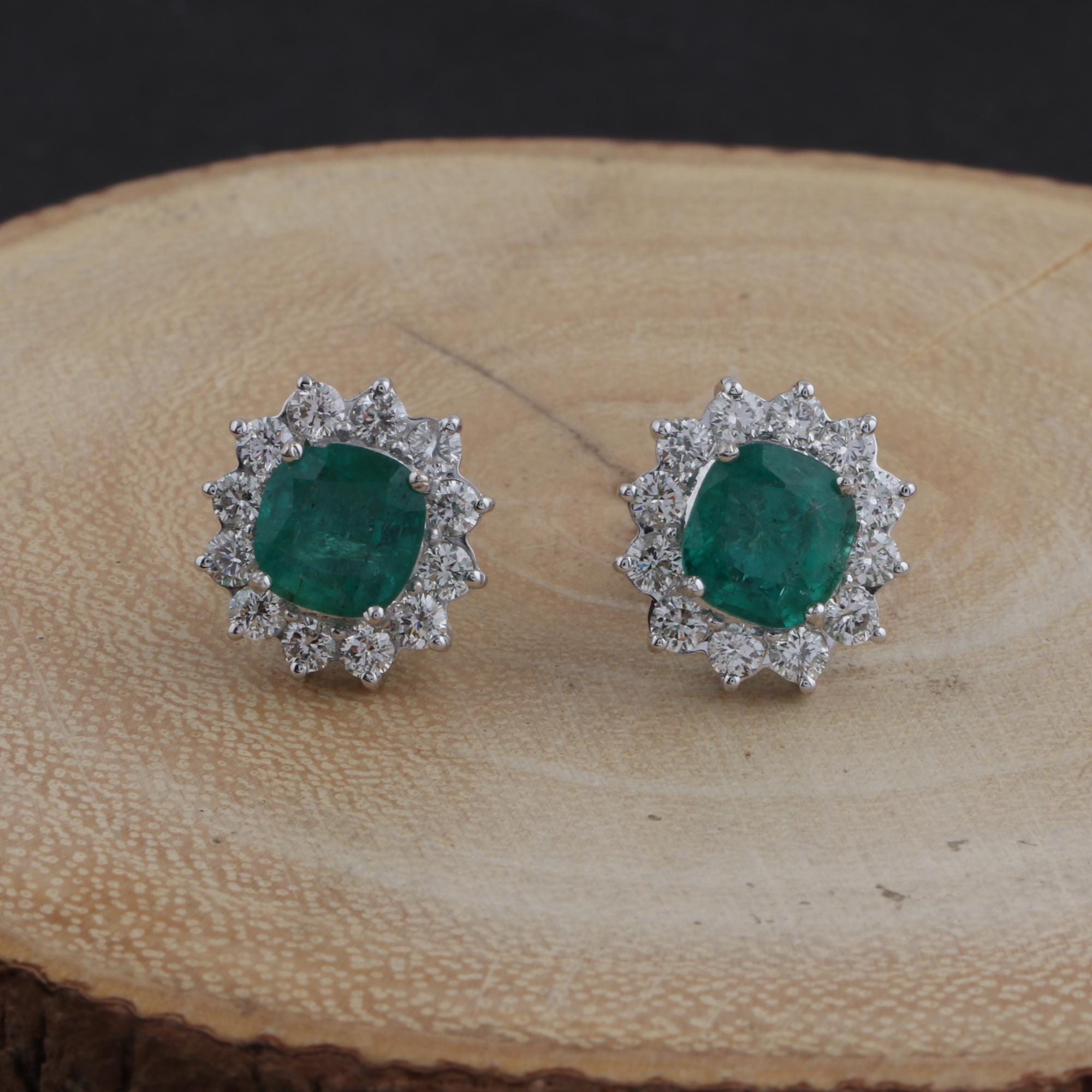 Real 2.55 Carat Emerald Gemstone Earrings 1.30 Carat Diamond 18 Karat White Gold (Rundschliff) im Angebot