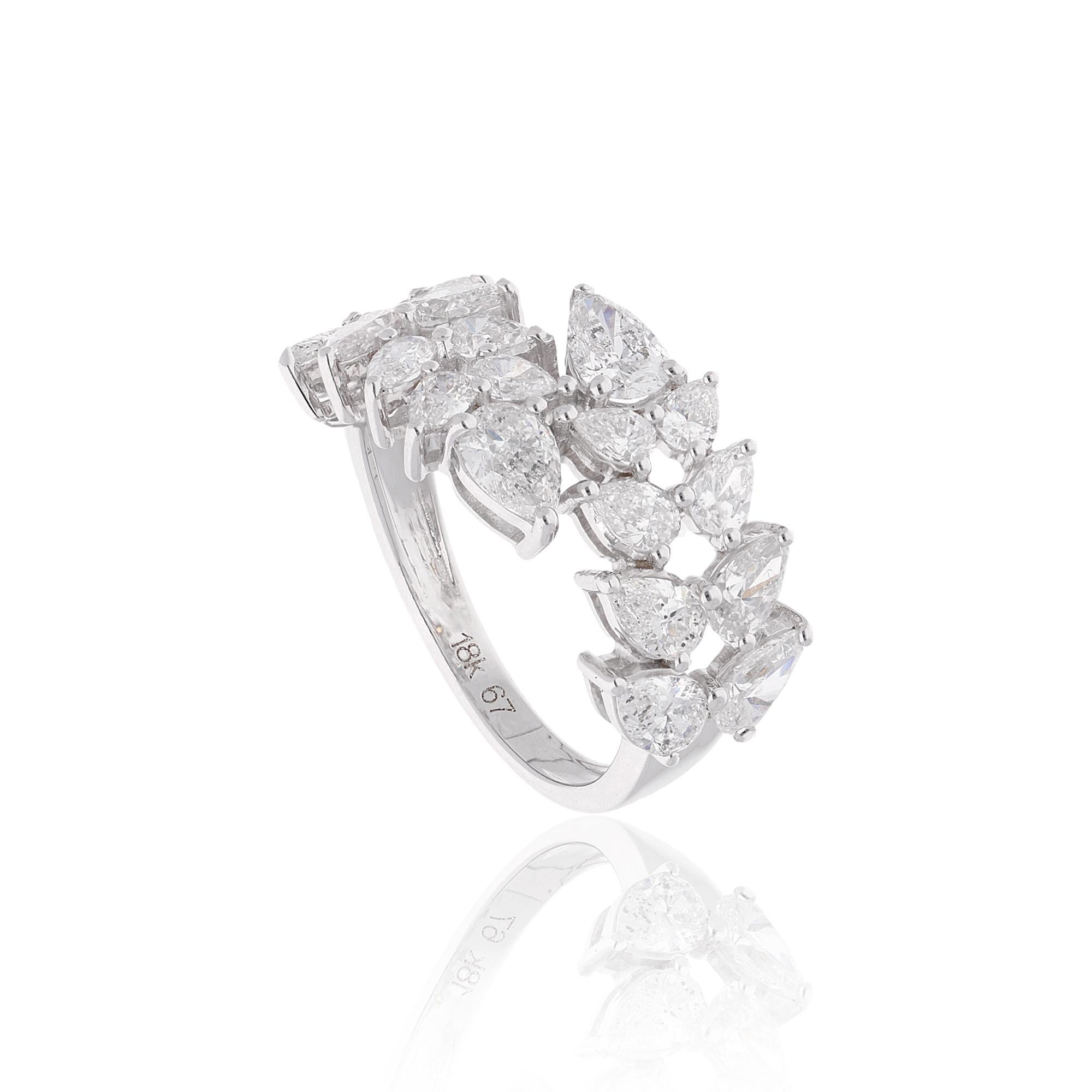 Al centro dell'anello brilla uno splendido diamante con taglio a pera, per un totale di 2,90 carati. Selezionato meticolosamente per la sua eccezionale qualità, chiarezza e brillantezza, questo diamante emana un fascino e un'eleganza senza tempo. Il