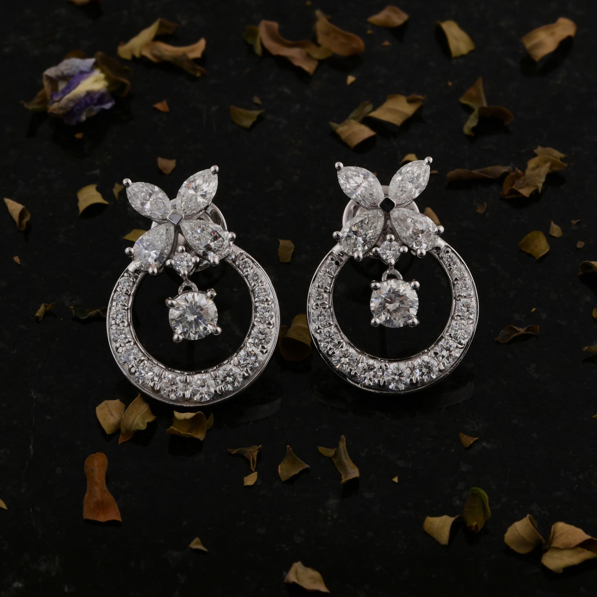 Fundidos en oro de 14 quilates, estos exquisitos pendientes están engastados con 2,91 quilates de brillantes diamantes.

SIGUE LA TIENDA DE SPECTRUM JEWELS para ver la última colección y piezas exclusivas. Spectrum Jewels se enorgullece de ser uno