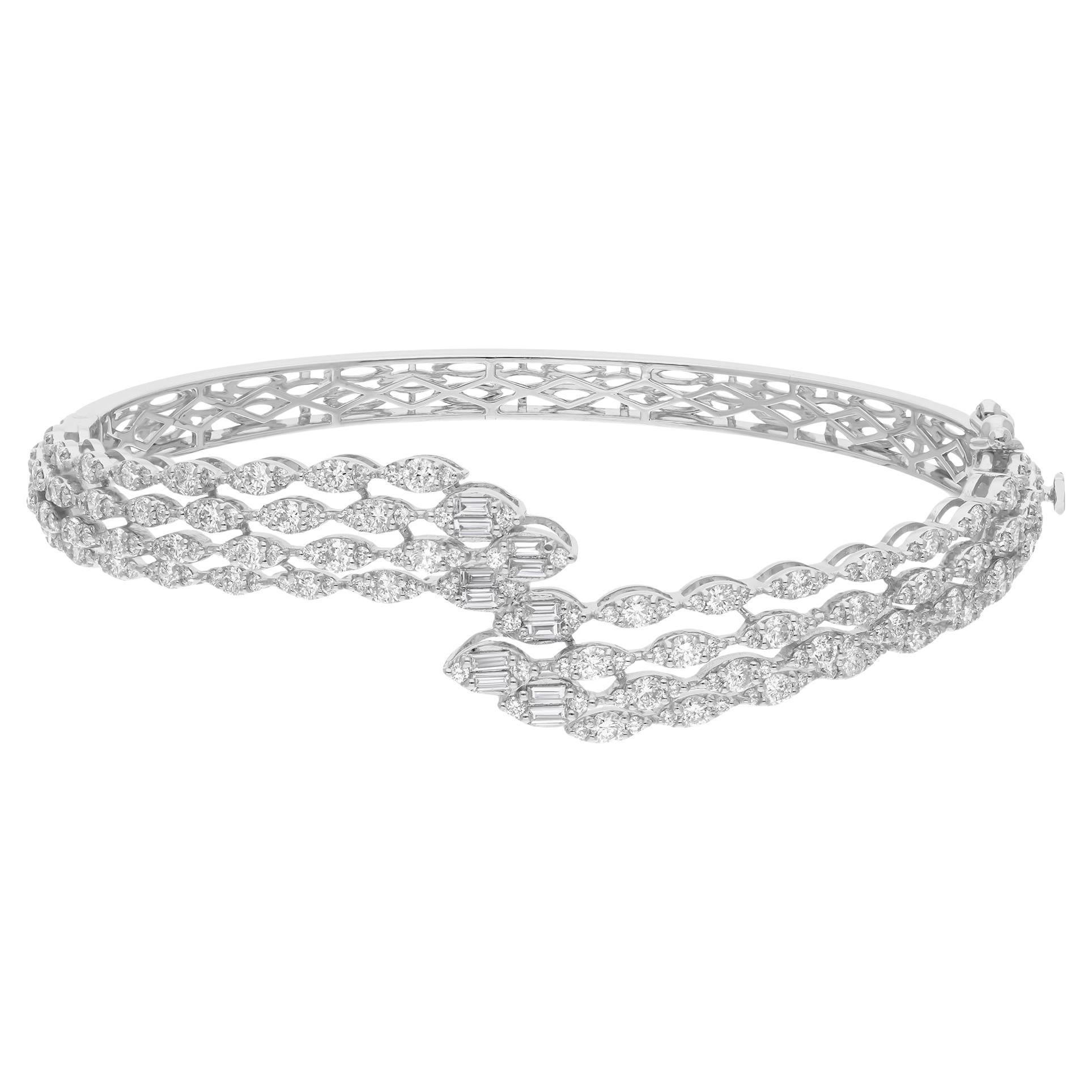 Bracelet jonc enveloppant en or blanc 18 carats avec diamants ronds baguettes SI/H de 3,06 carats