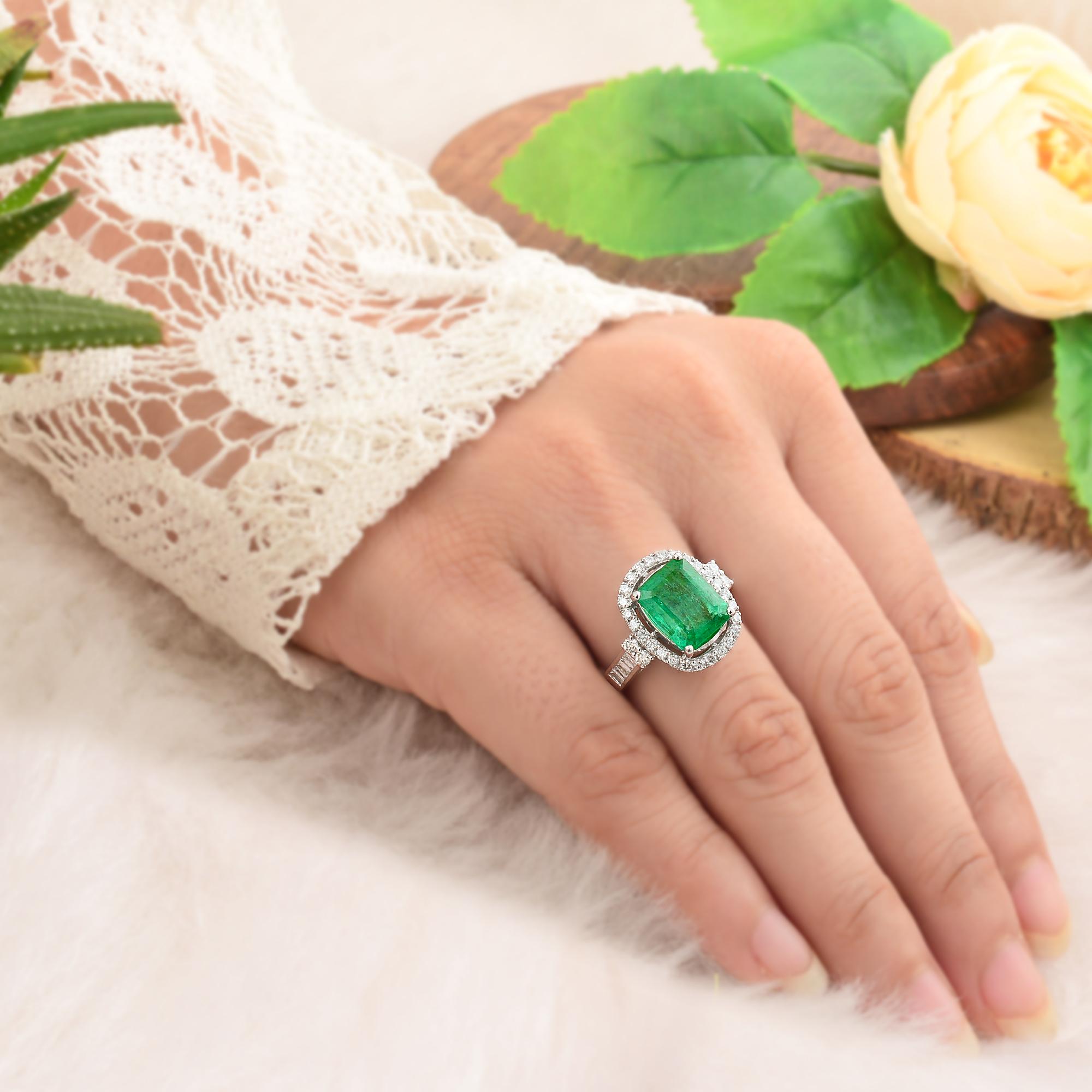 Modern Real 3.16 Carat Zambian Emerald 0.54 Carat SI/H Diamond 10 Karat White Gold Ring For Sale