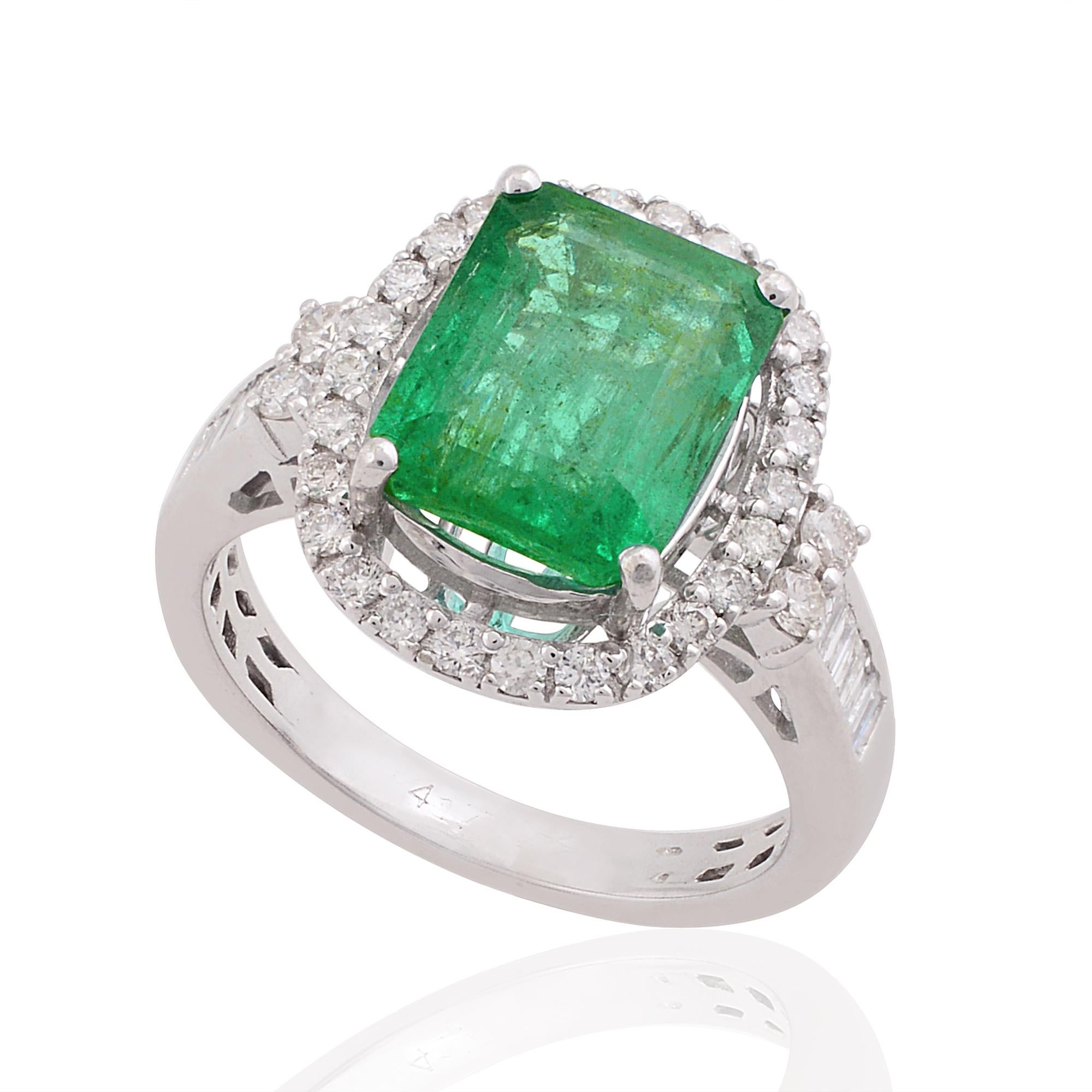 Real 3.16 Carat Zambian Emerald 0.54 Carat SI/H Diamond 10 Karat White Gold Ring In New Condition For Sale In Diera, Dubai