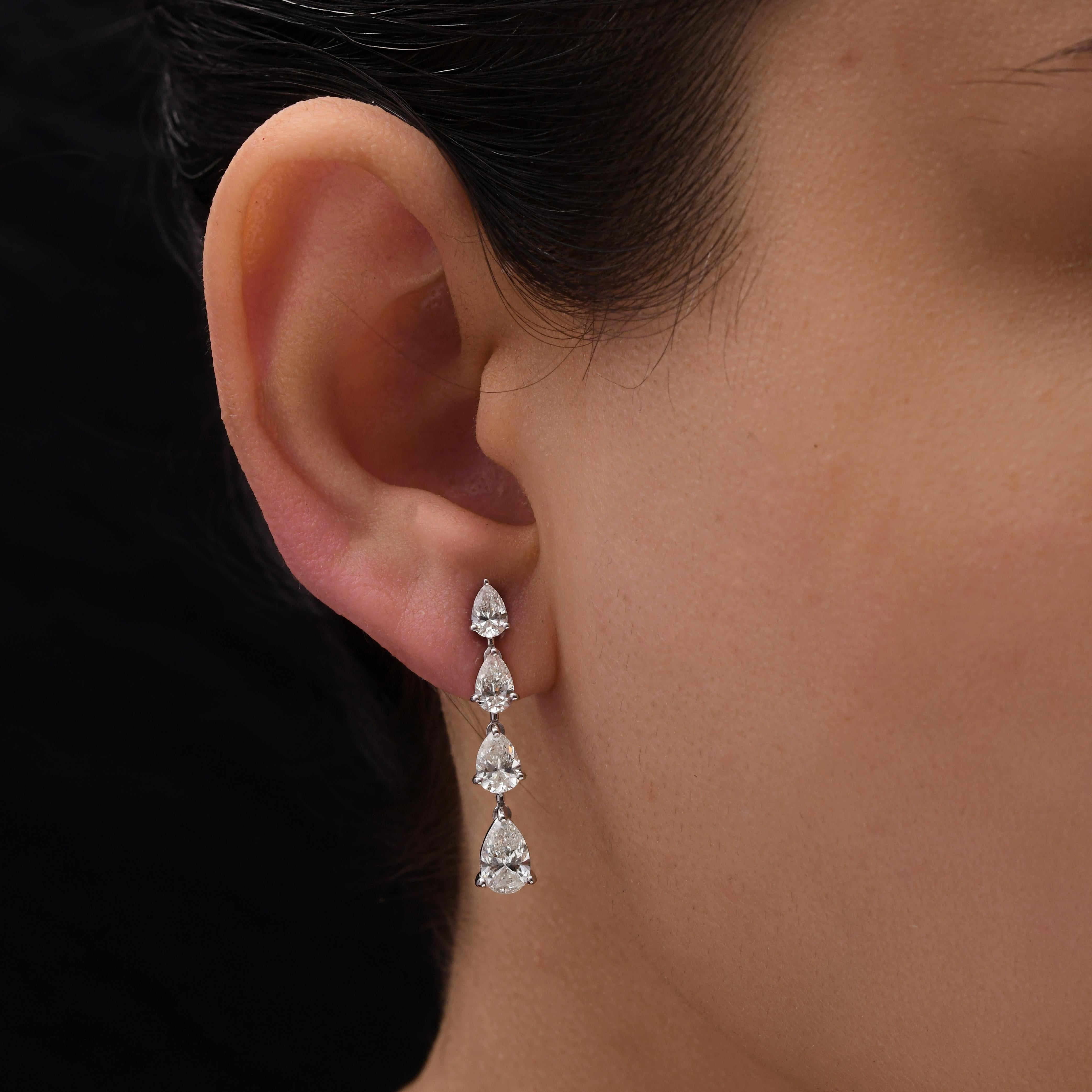 Moderno Orecchini pendenti con diamante reale da 3,23 carati SI/H Pear Graduated in oro bianco 18 carati in vendita