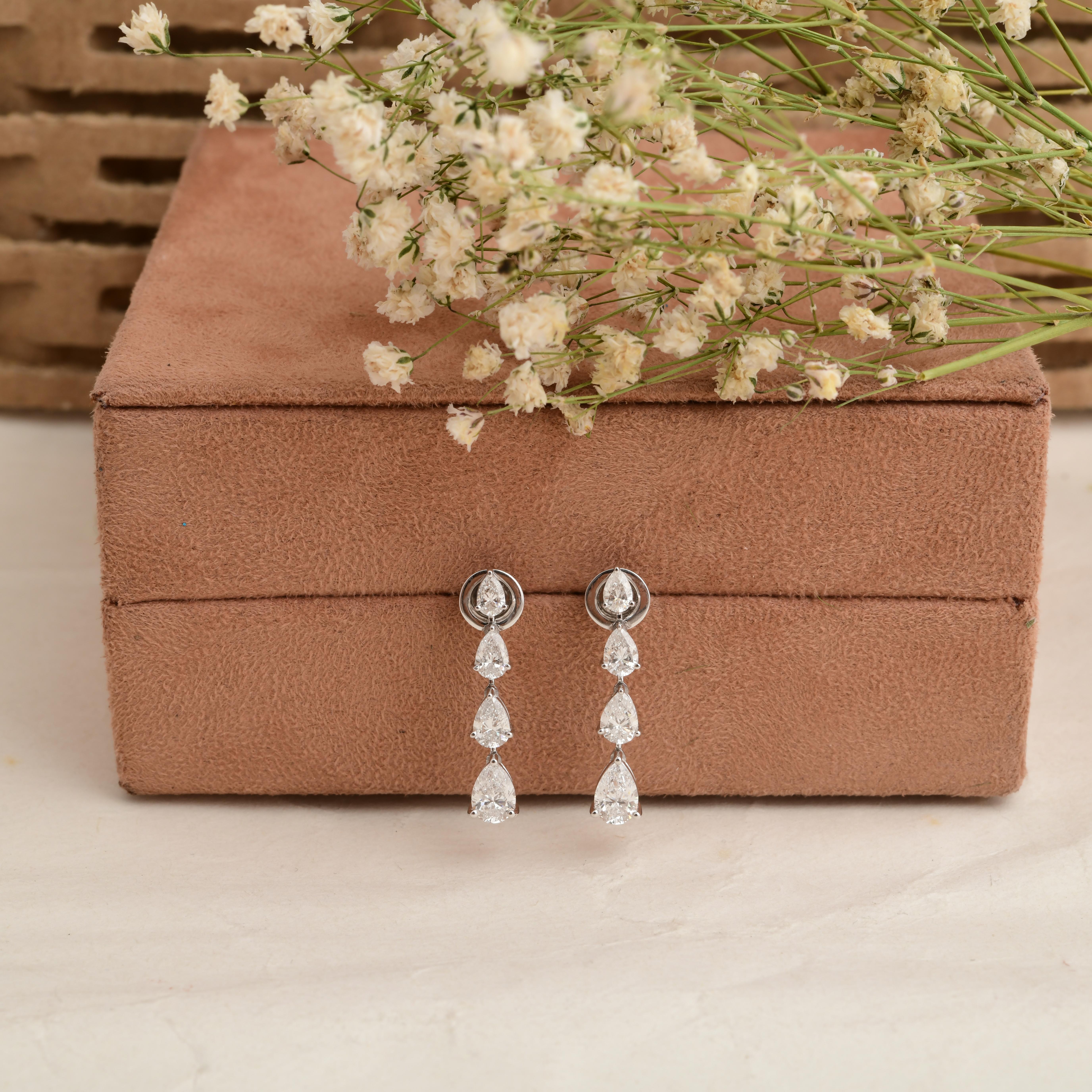 Taglio a goccia Orecchini pendenti con diamante reale da 3,23 carati SI/H Pear Graduated in oro bianco 18 carati in vendita