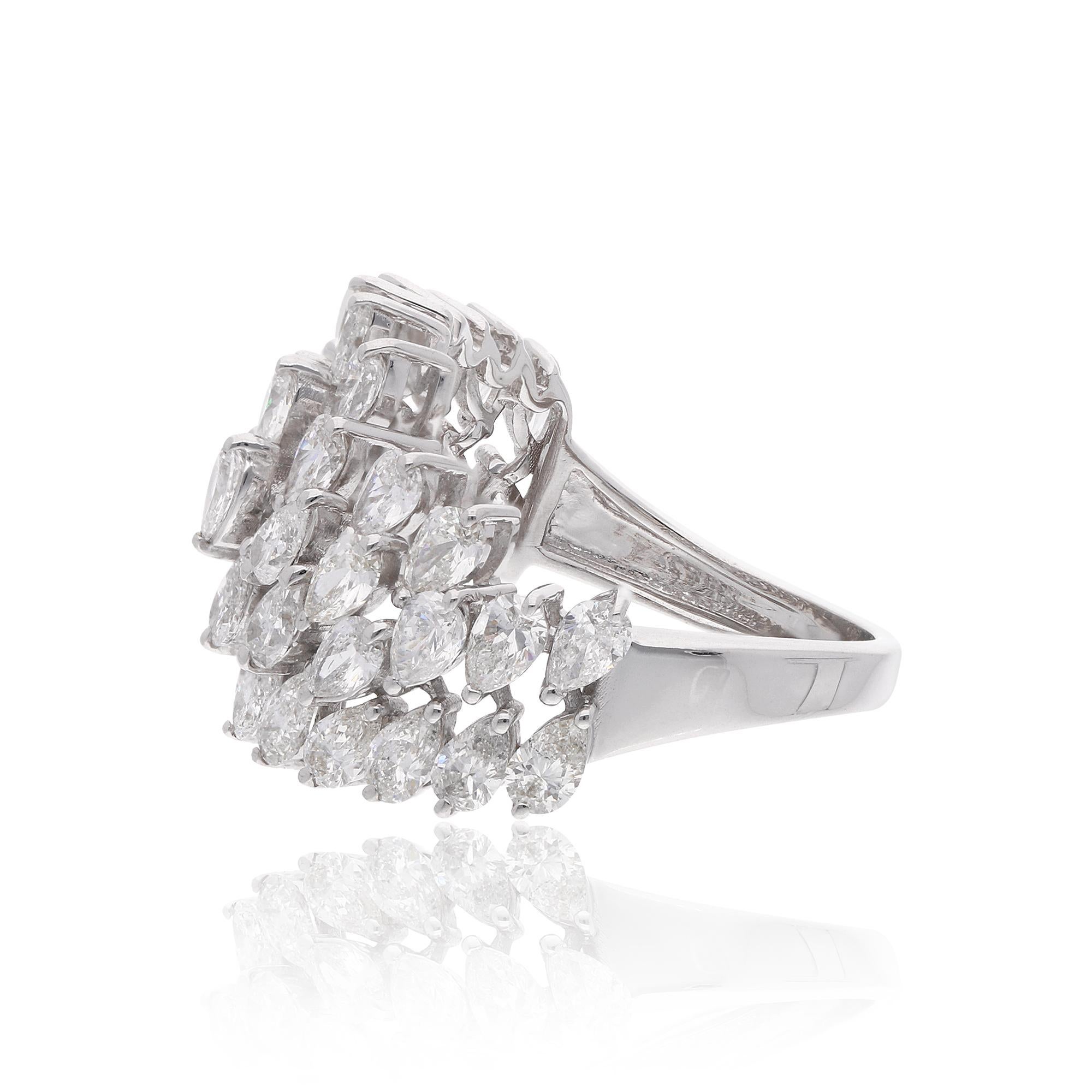 Dieser exquisite Ring ist aus 18-karätigem Gold gegossen und mit 3,32 Karat funkelnden Diamanten besetzt.

Der Ring hat die Größe 7 und kann auf Anfrage größer oder kleiner gemacht werden. FOLLOW SPECTRUM JEWELS Storefront, um die neueste