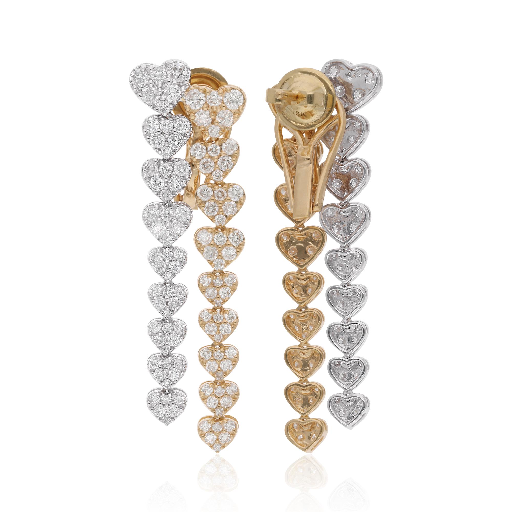 Immergiti nel regno del romanticismo e della raffinatezza con questi orecchini penzolanti con diamanti reali da 3,36 carati, sapientemente realizzati in un'accattivante miscela di oro giallo e bianco da 18 carati. Ogni orecchino è una straordinaria