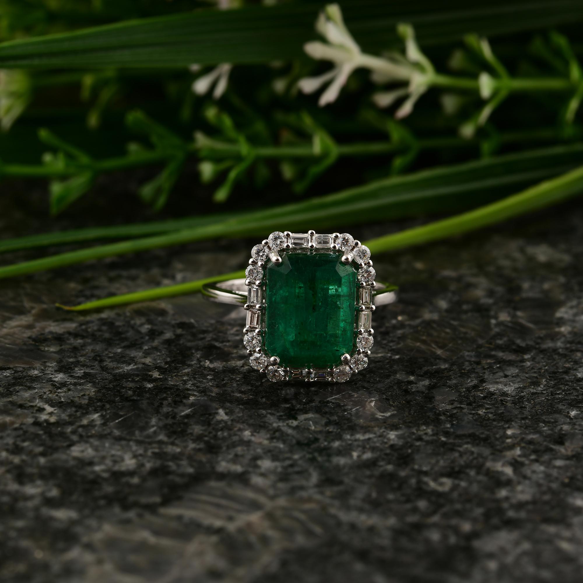 Real 3.47 Carat Zambian Emerald Cocktail Ring 0.47 Carat Diamond 18k White Gold In New Condition For Sale In Diera, Dubai