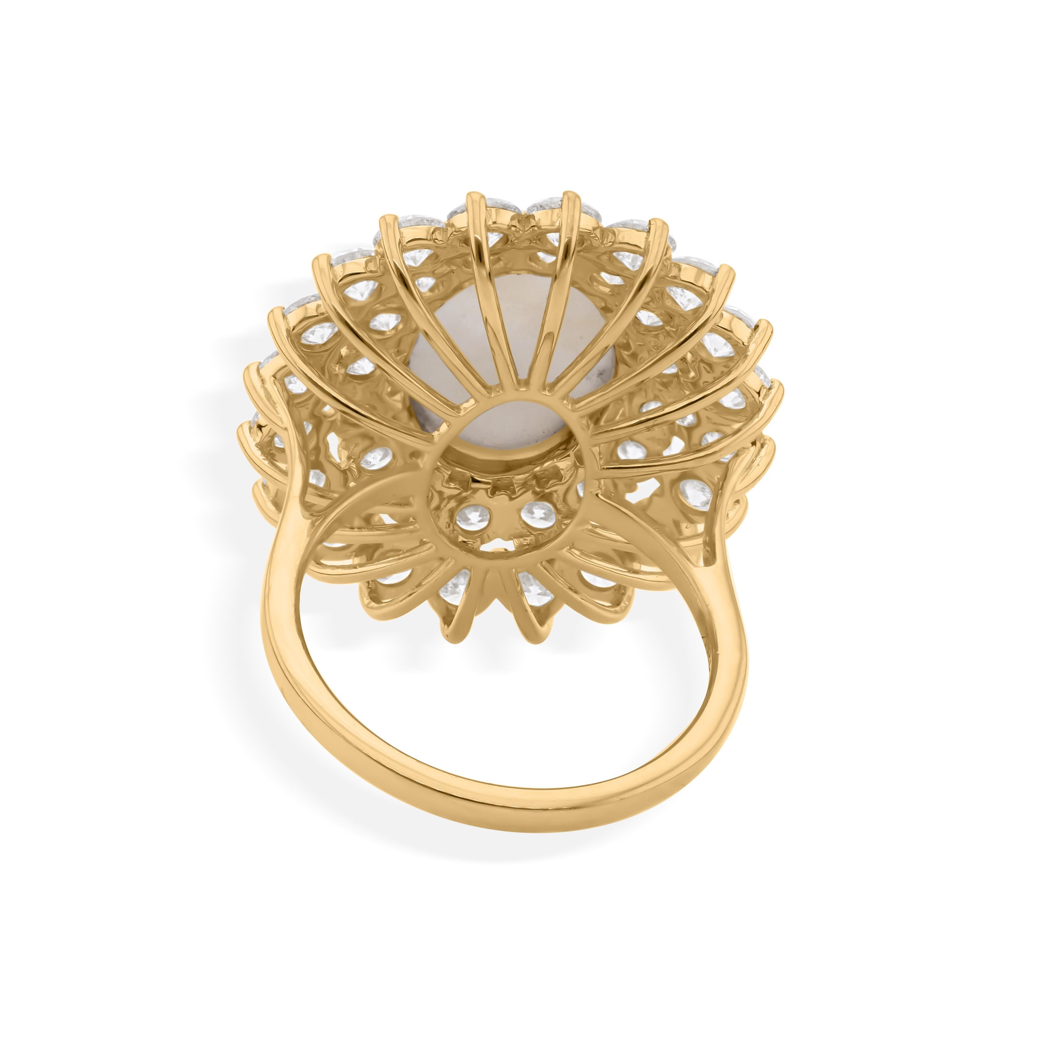 Coulée dans de l'or 18 carats, cette bague exquise est sertie de 3,86 carats de perles et de 3,90 carats de diamants étincelants.

Suivez la vitrine de Spectrum Jewels pour découvrir la dernière collection et les pièces exclusives. Spectrum Jewels