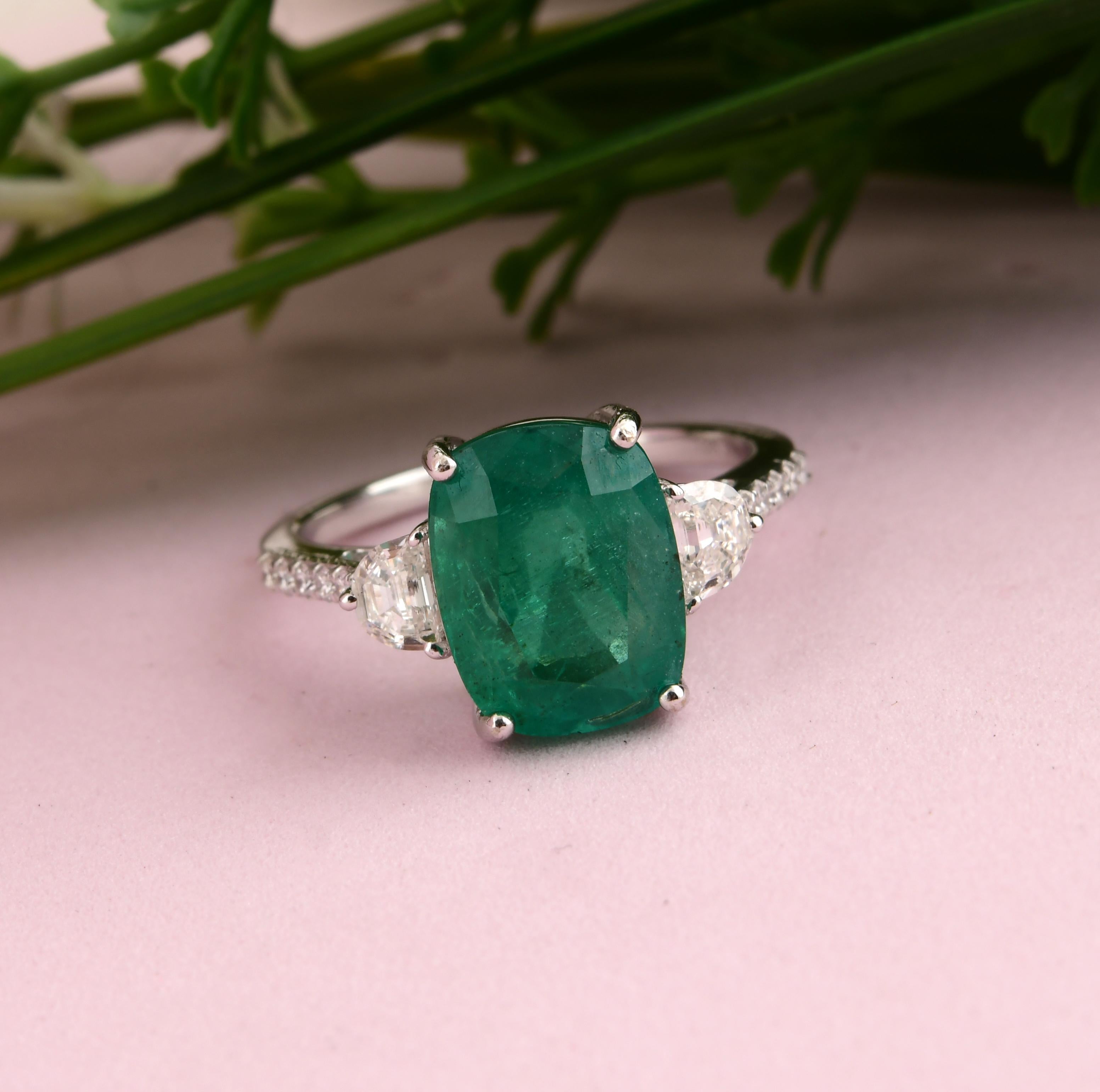 Dieser exquisite Ring aus 14-karätigem Gold ist mit einem sambischen Smaragd von 4,23 Karat und 0,50 Karat funkelnden Diamanten besetzt.

FOLLOW SPECTRUM JEWELS Storefront, um die neueste Collection'S und exklusive Stücke zu sehen. Spectrum Jewels