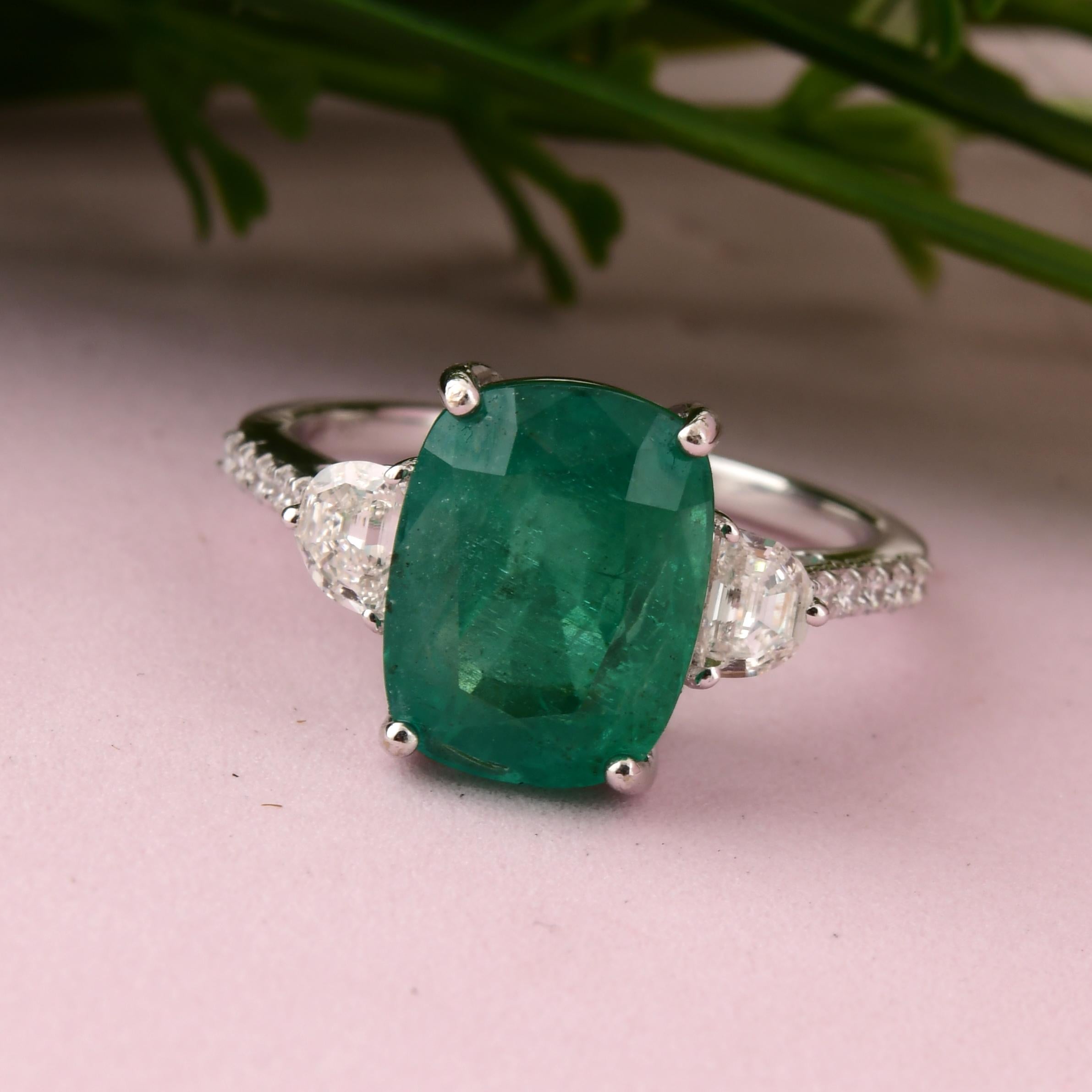 Real 4,23 Karat sambischer Smaragd 0,50 Karat SI/H Diamant 14 Karat Weißgold Ring im Zustand „Neu“ im Angebot in Diera, Dubai