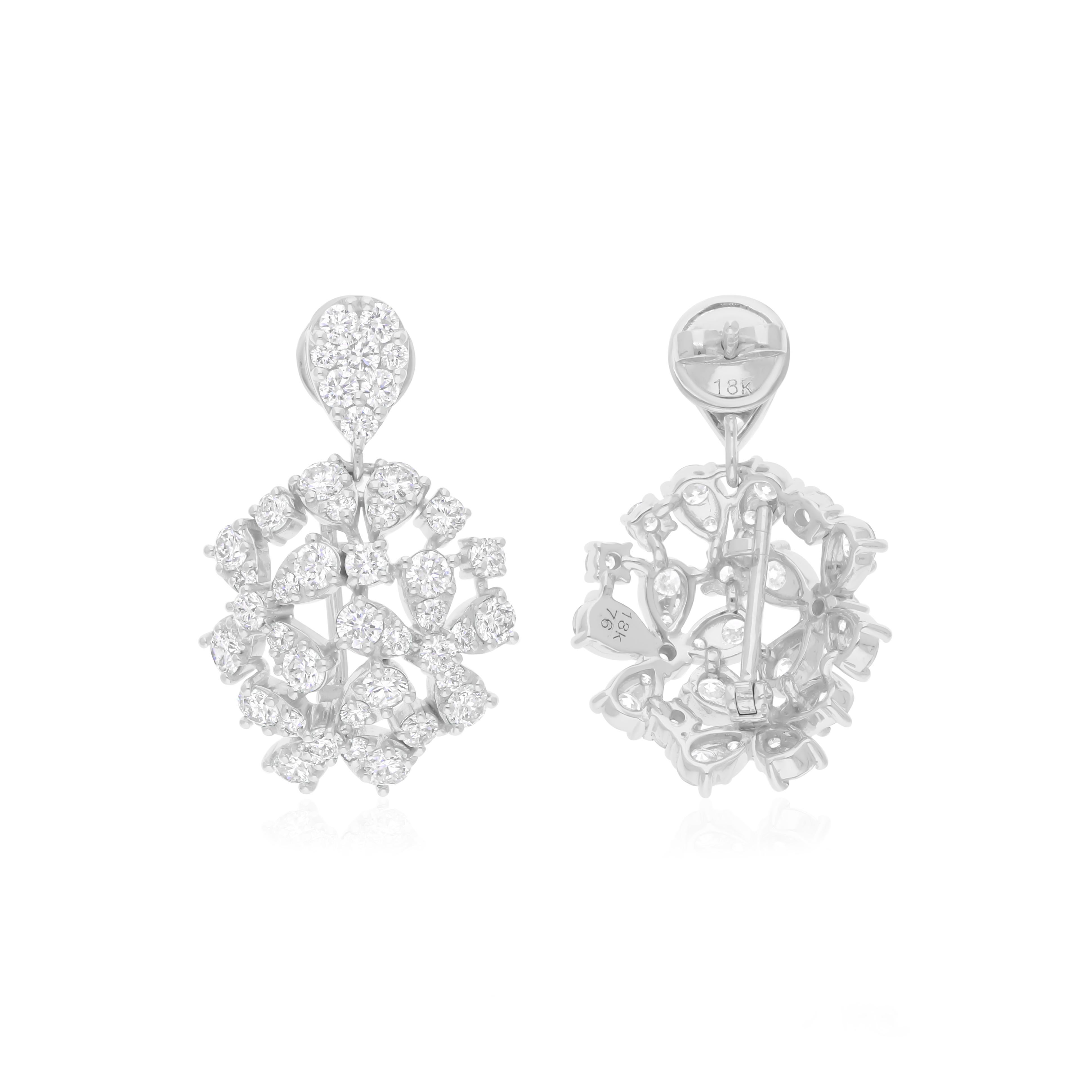 Fundidos en oro de 18 quilates, estos exquisitos pendientes están engastados con 5,31 quilates de brillantes diamantes.

SIGUE LA TIENDA DE SPECTRUM JEWELS para ver la última colección y piezas exclusivas. Spectrum Jewels se enorgullece de ser uno