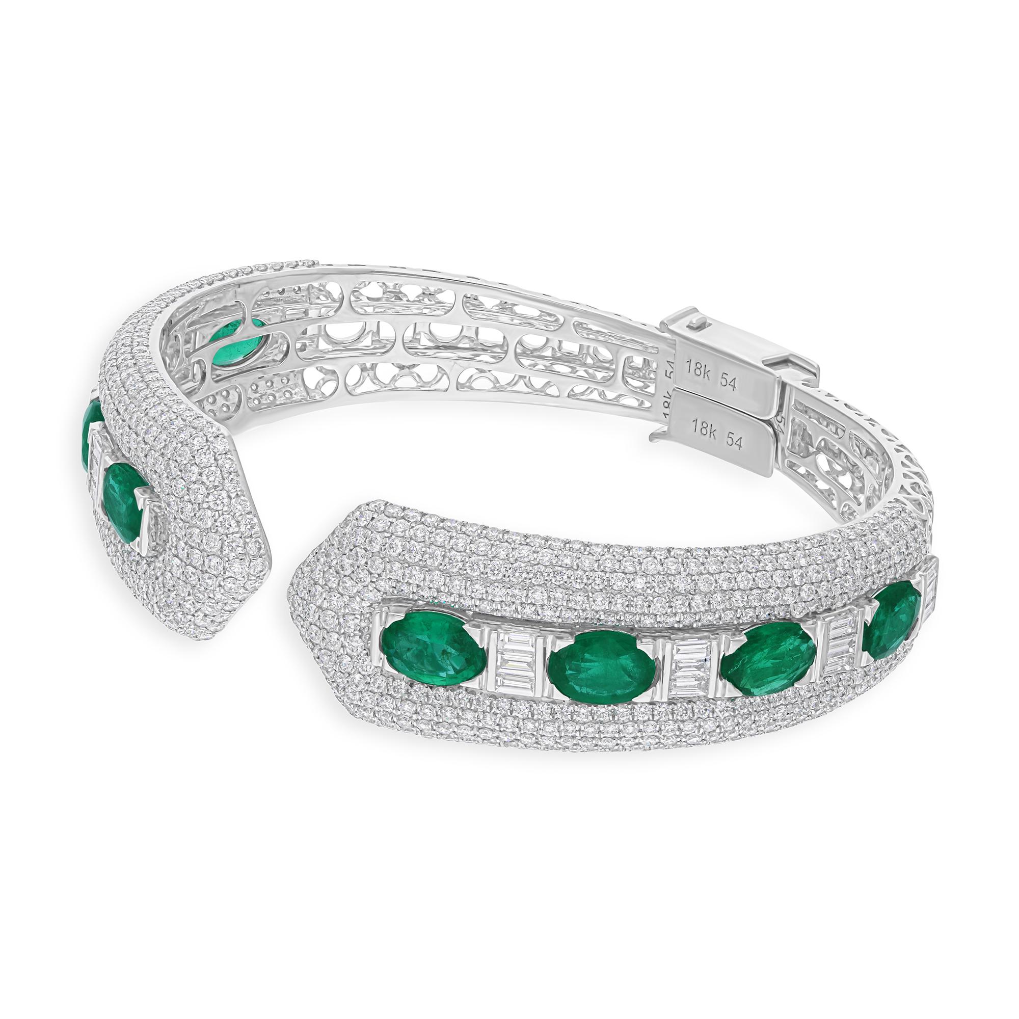 Real 5,32 Karat sambischer Smaragd 6,6 Karat SI/H Diamant-Manschettenarmband 18k Weißgold (Moderne) im Angebot