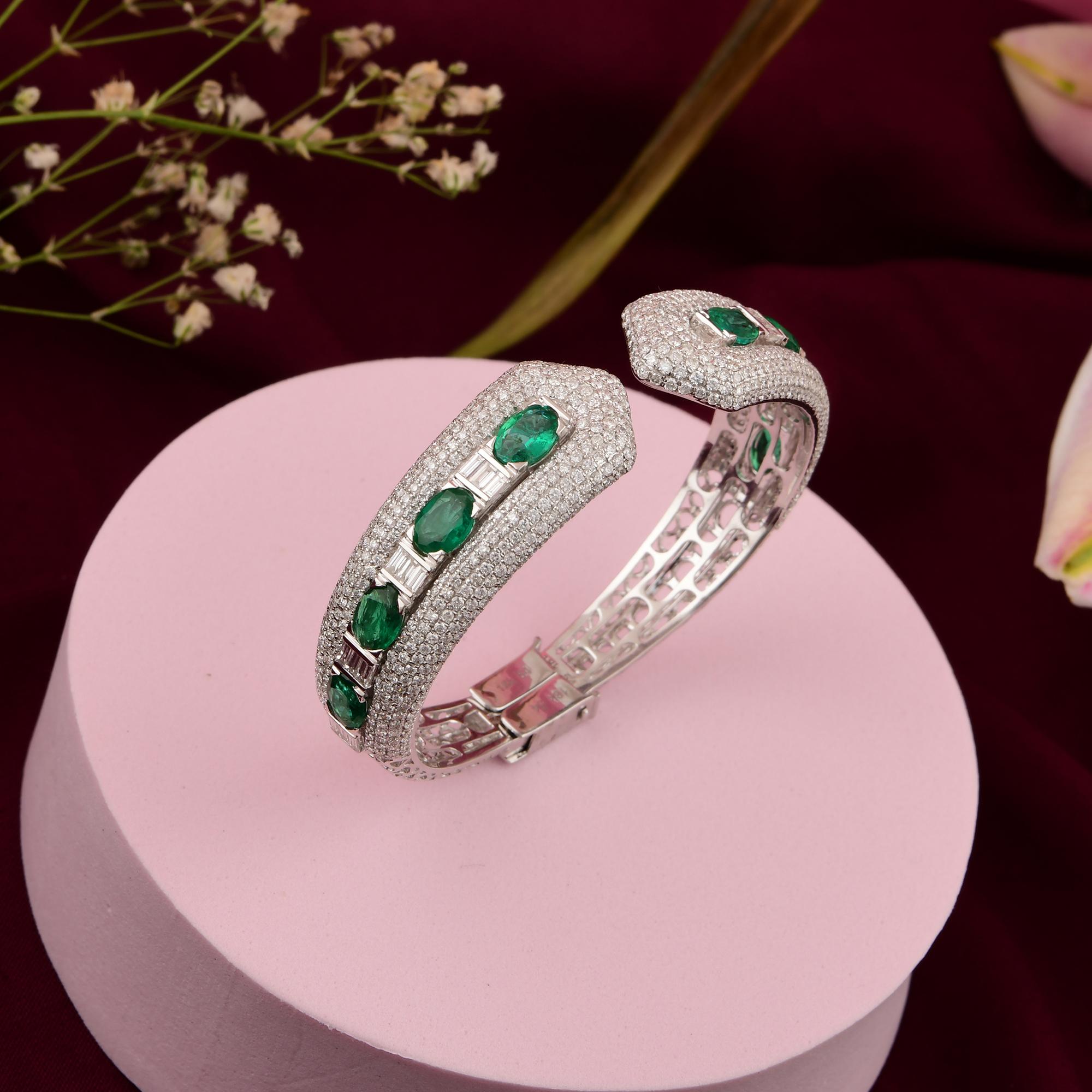 Real 5,32 Karat sambischer Smaragd 6,6 Karat SI/H Diamant-Manschettenarmband 18k Weißgold (Ovalschliff) im Angebot