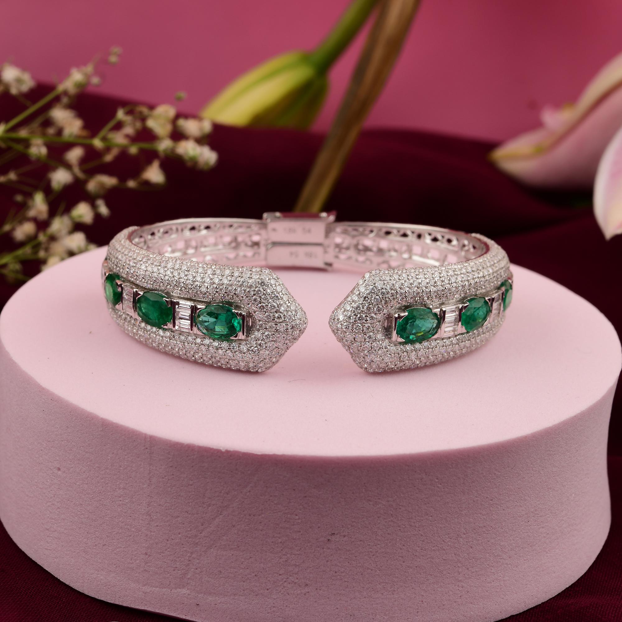 Donna Bracciale con smeraldo dello Zambia da 5,32 carati reali e diamanti da 6,6 carati SI/H in oro bianco 18 carati in vendita