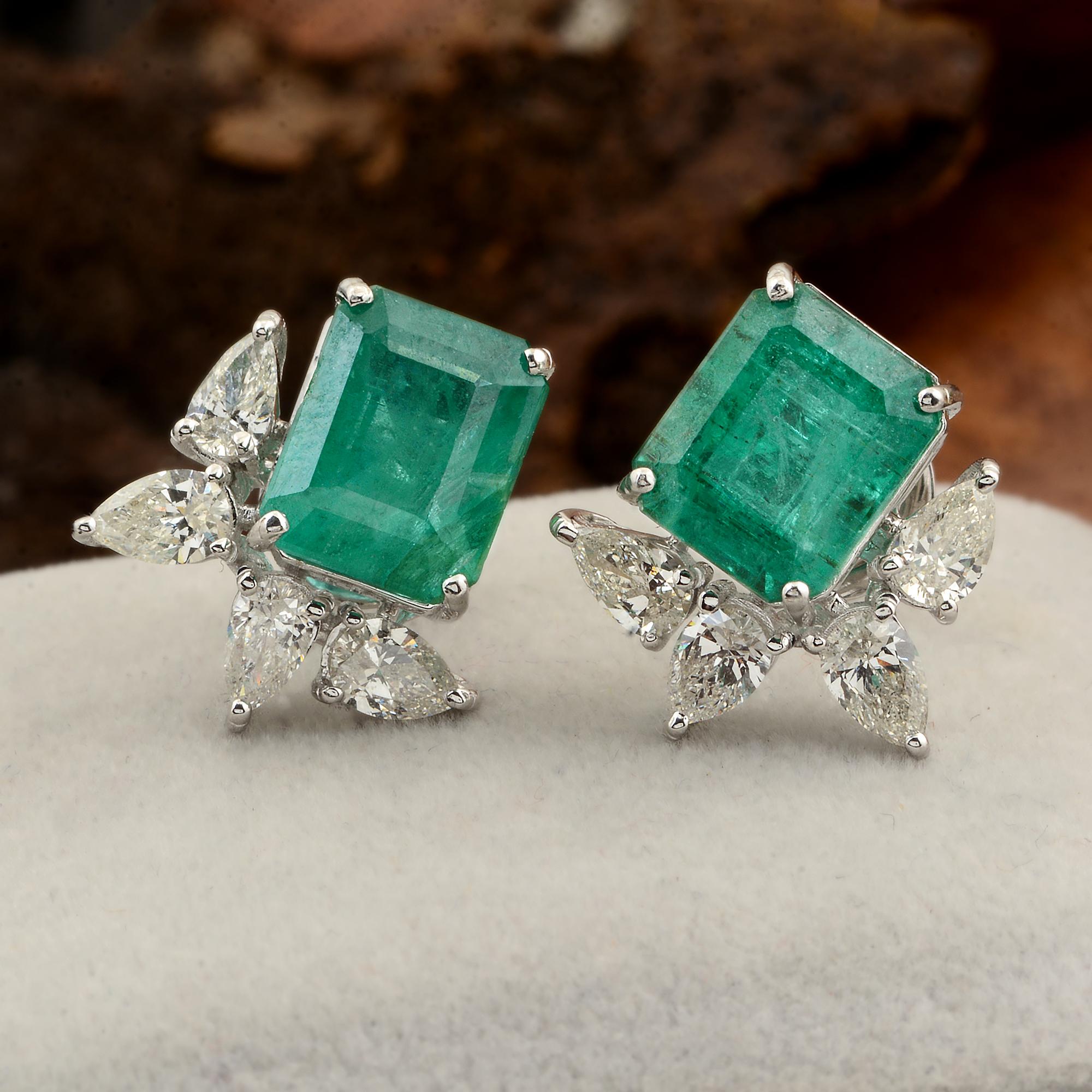 Moderne Boucles d'oreilles véritables en or blanc 18 carats avec émeraude de 6,43 carats et diamant poire de 1,30 carat en vente