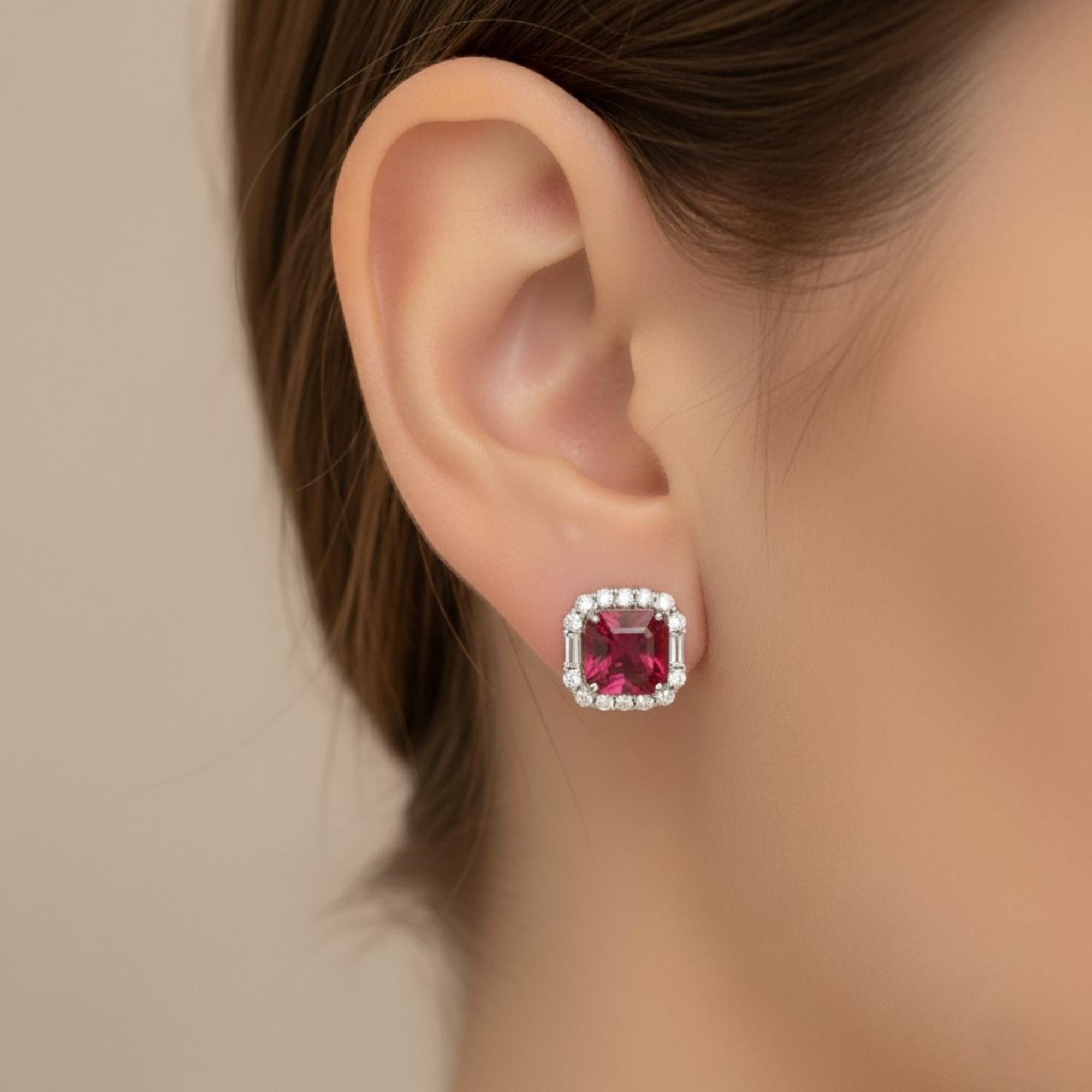 Orecchini a perno con tormalina rosa da 6,48 carati 1,1 carati SI/H Diamond Halo in oro bianco 18 carati
Questi orecchini sono realizzati con maestria con tormalina rosa al centro e diamanti a raggiera intorno alla tormalina. 
La tormalina rosa è