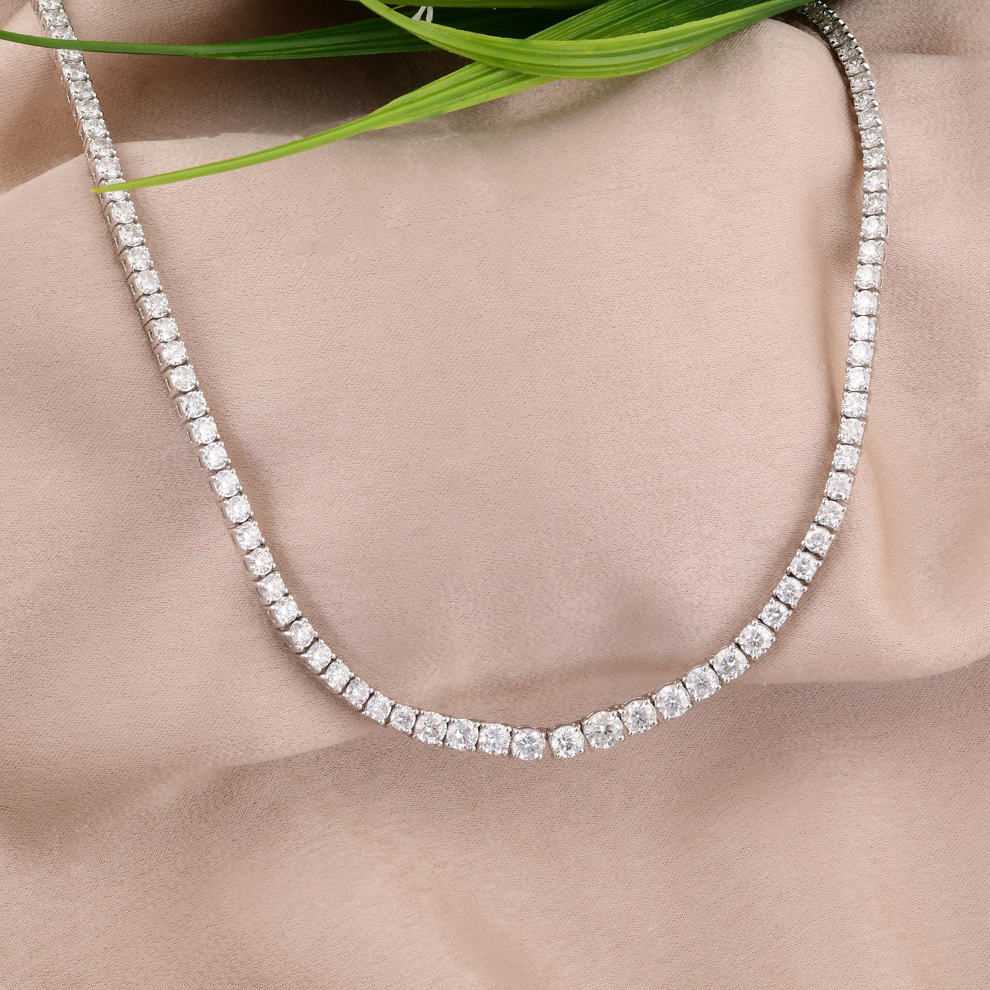 Expertamente engastados en oro blanco de 10 quilates, los diamantes se disponen en un diseño clásico de collar de cadena, mostrando su belleza y elegancia atemporales. El engaste de oro blanco proporciona el fondo perfecto para los brillantes
