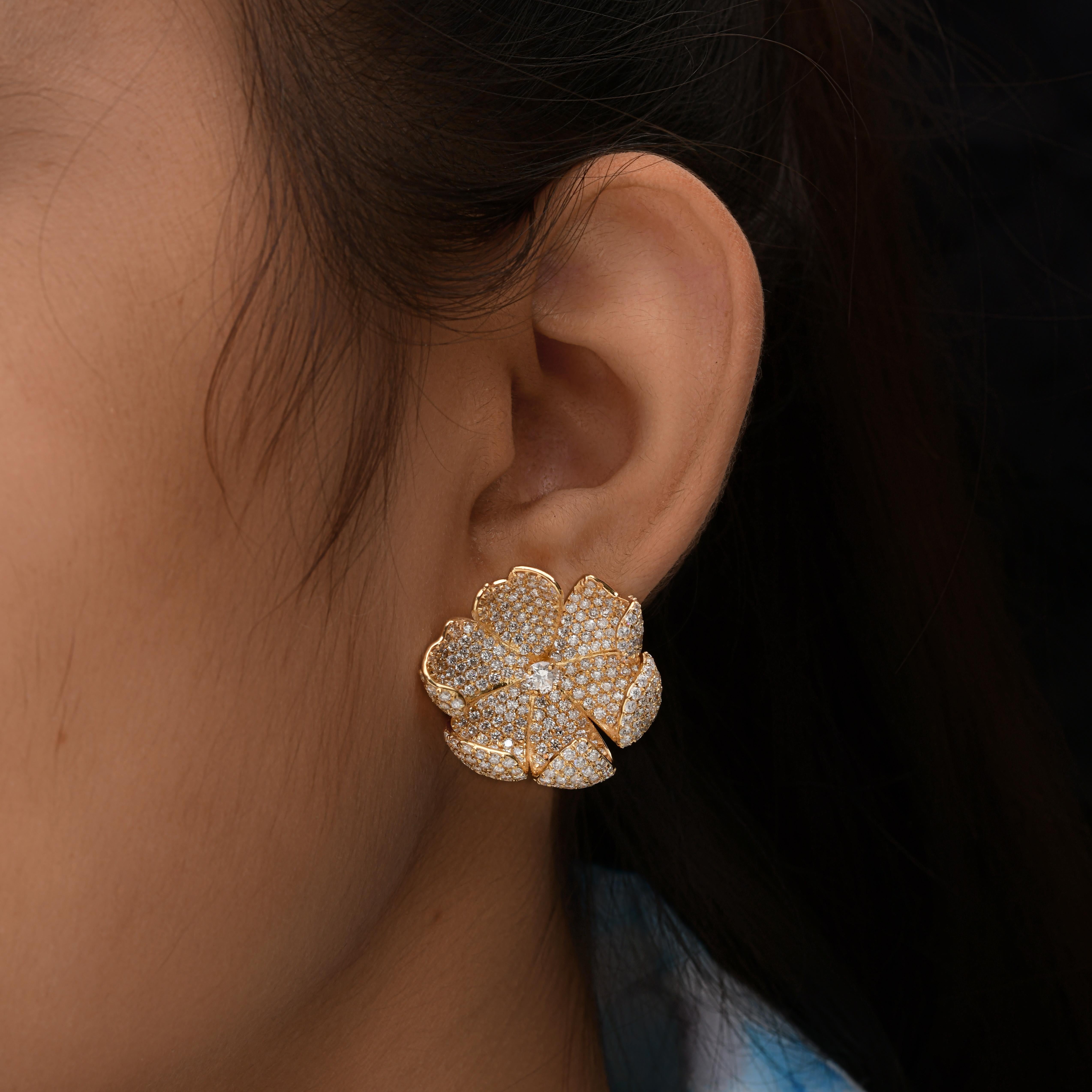Moderne Boucles d'oreilles fleur en or jaune 18 carats avec diamants ronds de 7,42 carats SI/H en vente
