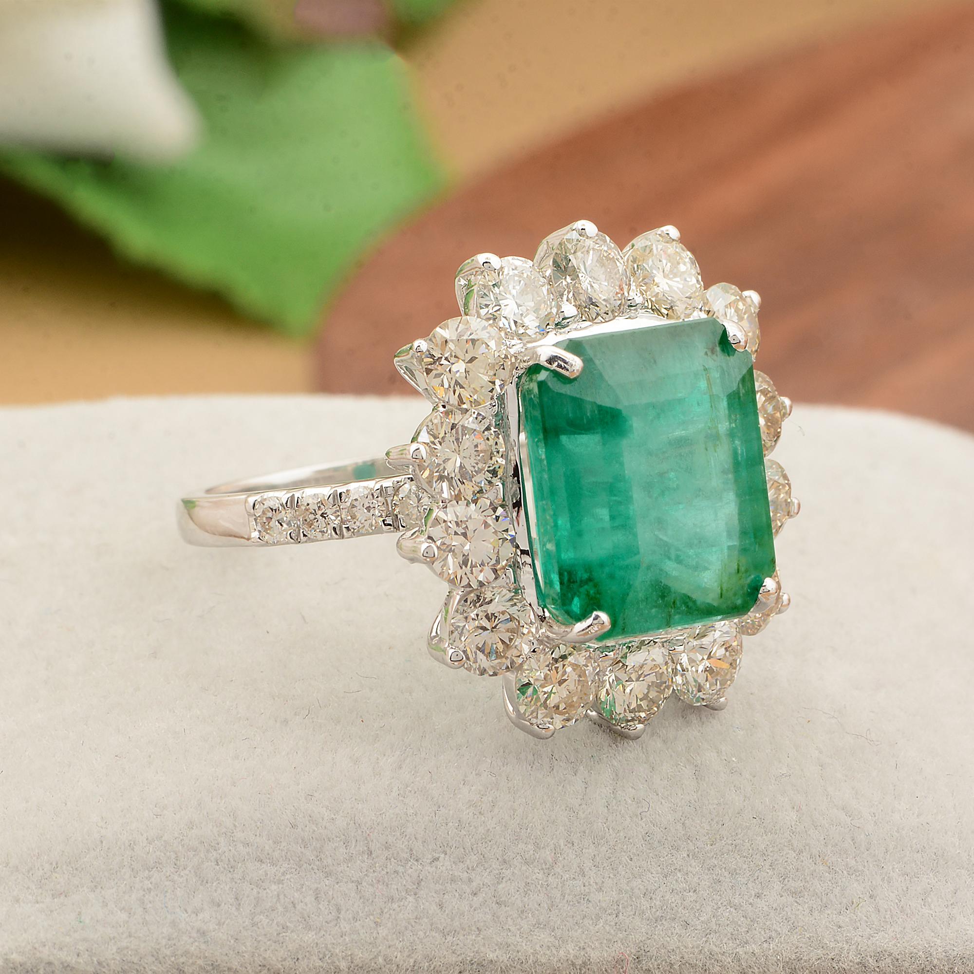 Echte 7,93 Karat Smaragd Edelstein Cocktail Ring 3,50 Karat Diamant 18k Weißgold (Smaragdschliff) im Angebot
