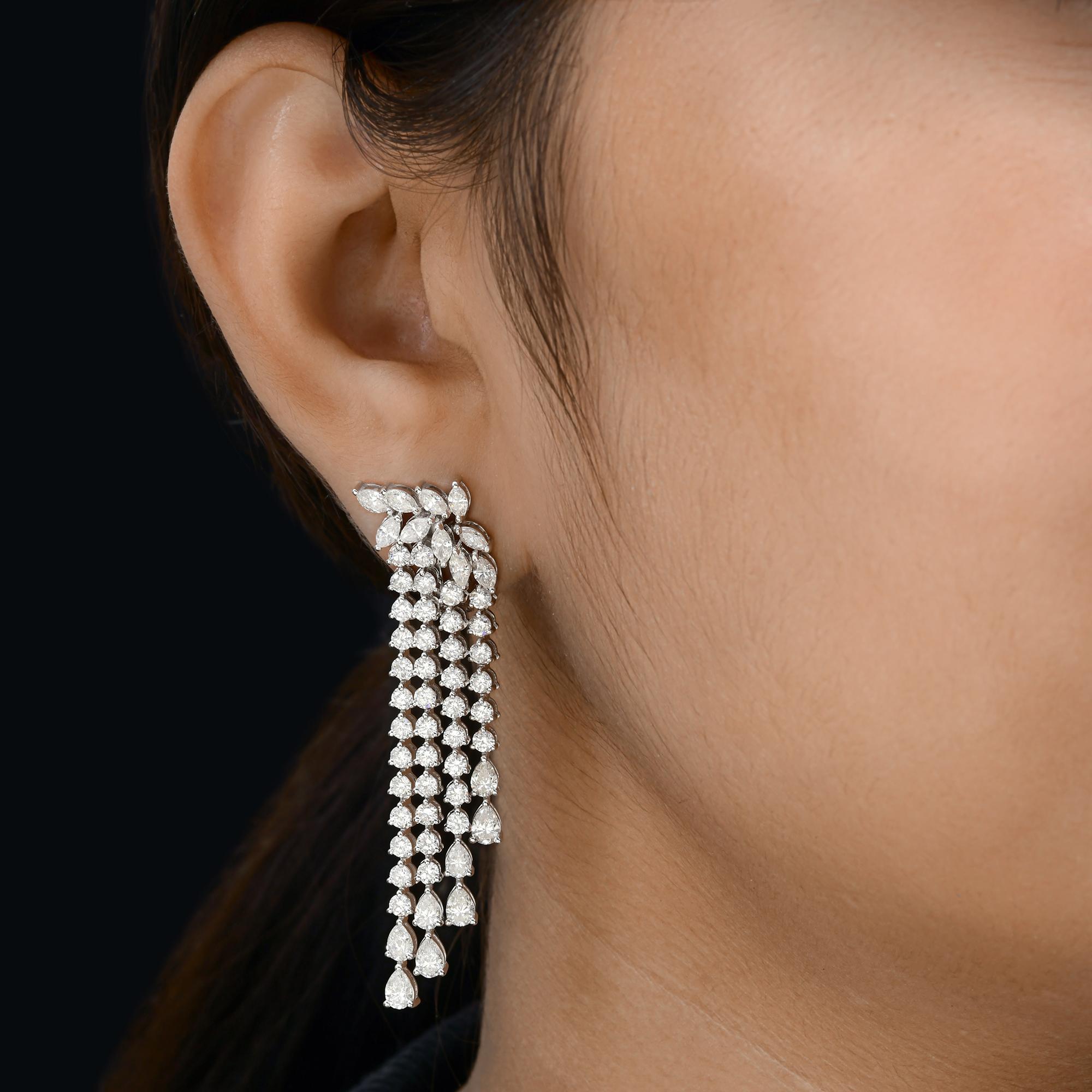 Orecchini a lampadario con diamanti tondi, reali, da 9,20 carati SI/H Pear, in oro bianco 18 carati
Questi orecchini sono magistralmente incastonati con un grappolo di diamanti tono su tono e quattro strati di gocce che formano un lampadario.
I