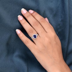 Spectrum-Statement-Ring aus 18-karätigem Weißgold mit einem blauen Saphir im Ovalschliff (1,8 Karat) und Diamanten