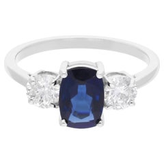 Bague en or blanc 14 carats avec saphir bleu de pureté SI et diamant de couleur hi-colore
