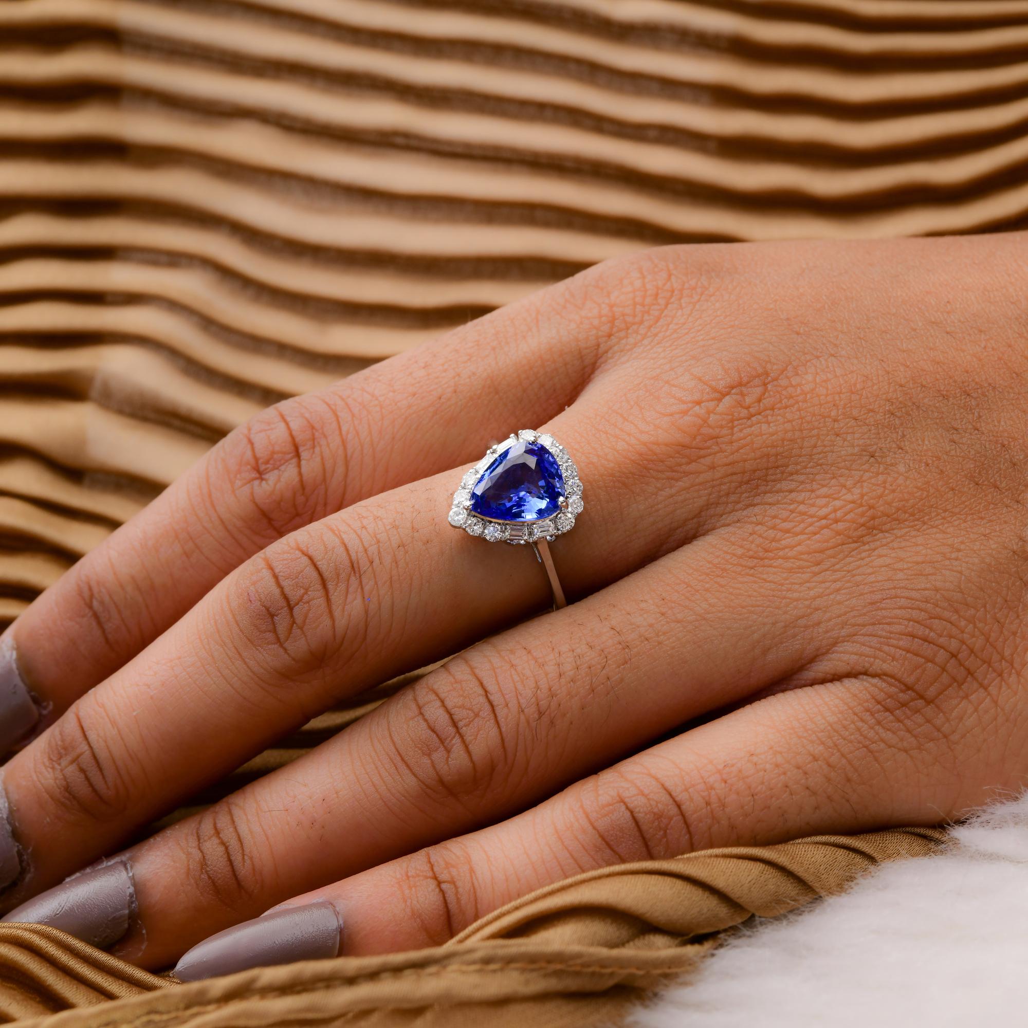 Modern Real Blue Sapphire Gemstone Ring SI Clarity HI Color Diamond 18 Karat White Gold For Sale