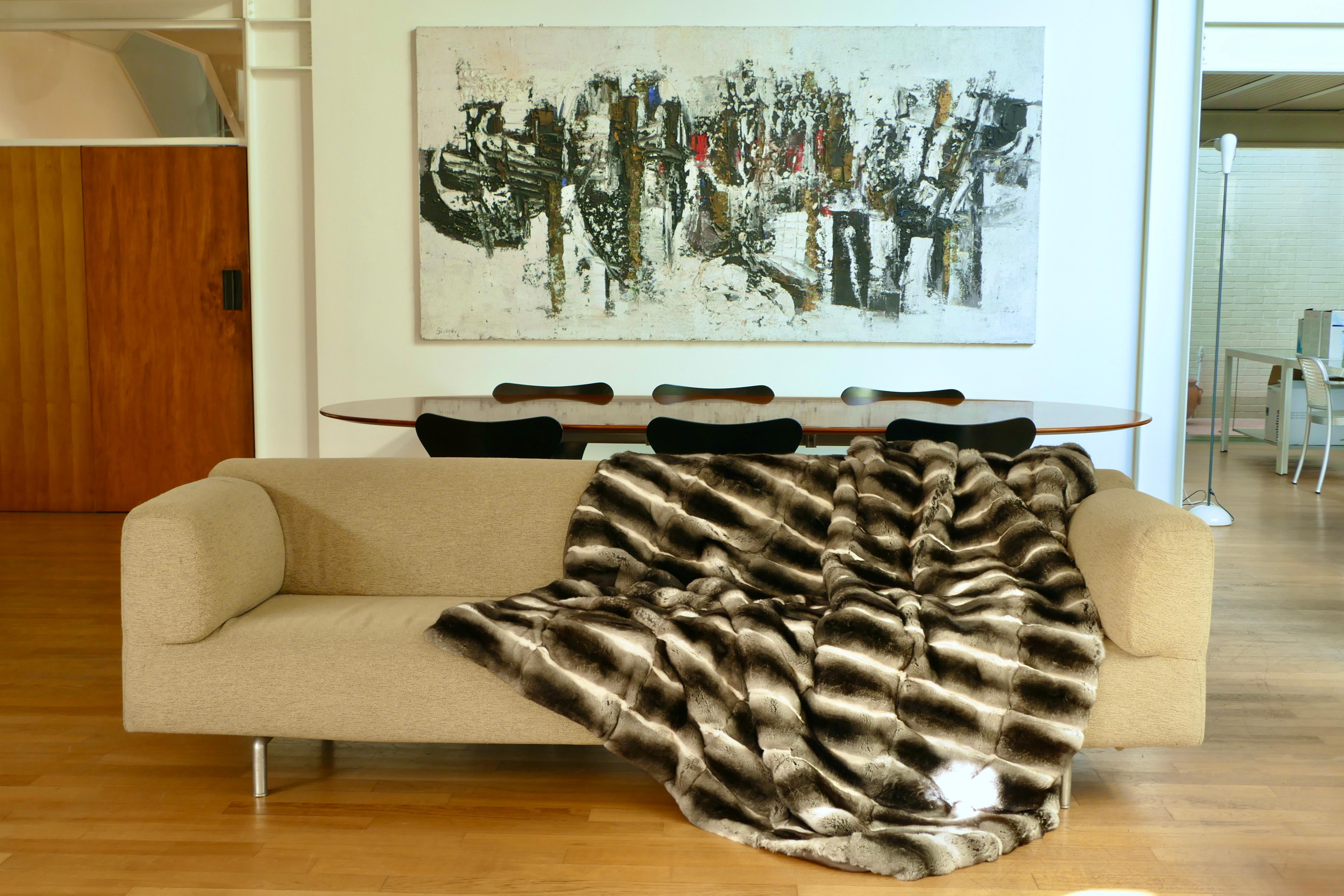 italien Coussin à carreaux luxueux Real Chinchilla Limited Luxury Throw Fur Blanket de Muchi Decor en vente