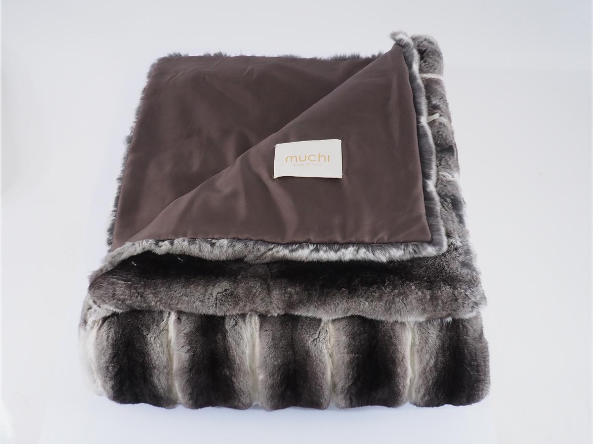 Real Chinchilla Limited Luxury Throw Fur Blanket Plaid Pillow by Muchi Decor In New Condition For Sale In Poviglio, IT