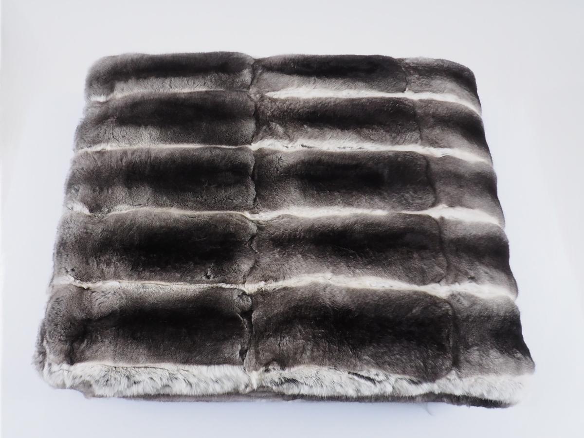 XXIe siècle et contemporain Coussin à carreaux luxueux Real Chinchilla Limited Luxury Throw Fur Blanket de Muchi Decor en vente