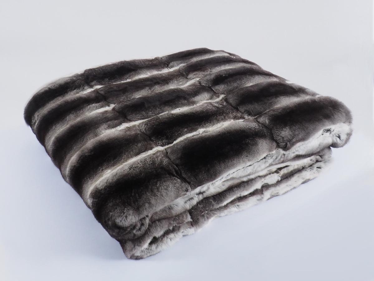 Coussin à carreaux luxueux Real Chinchilla Limited Luxury Throw Fur Blanket de Muchi Decor en vente 1