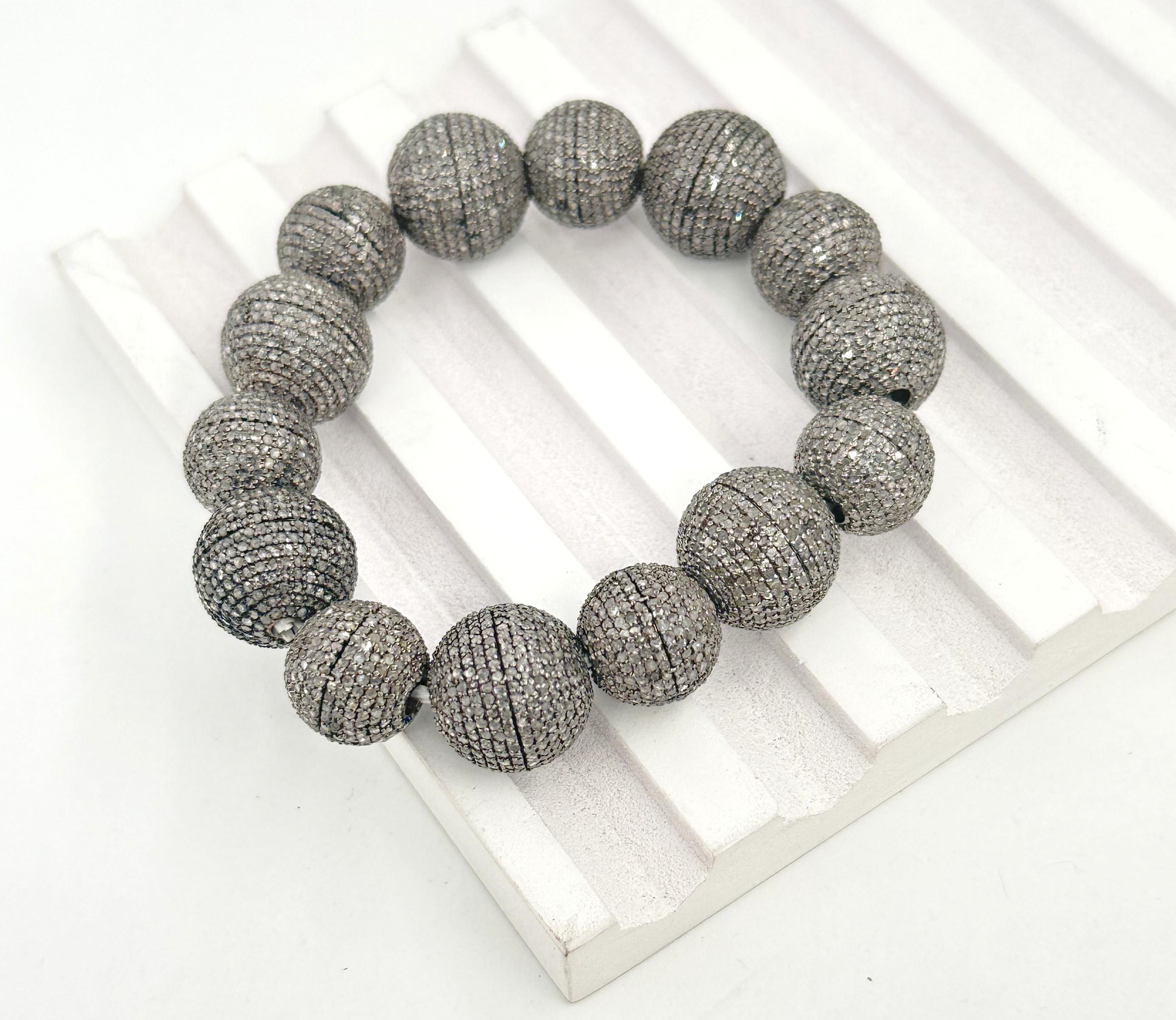 Adorna tu muñeca con sofisticación atemporal y glamour discreto con nuestra exquisita pulsera de bolas de plata de ley con pavé de diamantes. Cada bola de esta elegante pulsera está meticulosamente elaborada en lustrosa plata de ley, con un acabado