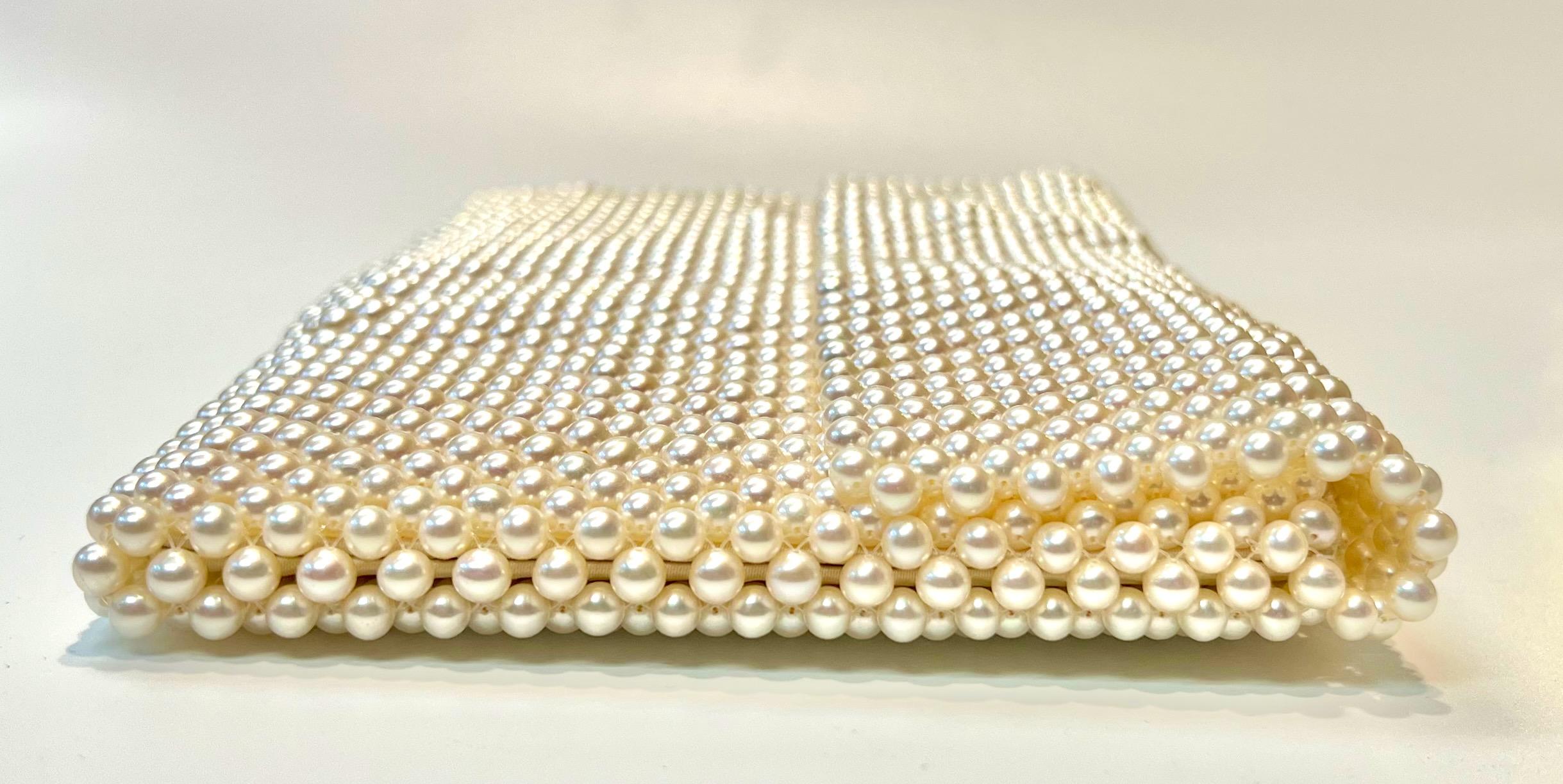 Beige Pochette de perles de culture véritables en soie en vente