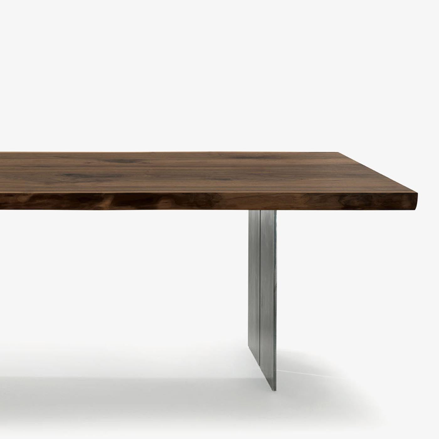 Table Real Edges and Steel with solid walnut top, 6.5 mm thickness 
and with real wood slats edges. With 2 steel feet which are both separated
by a small space.Feet in steel in oiled finish. Wood treated with natural pine wax.
Available in: 
L