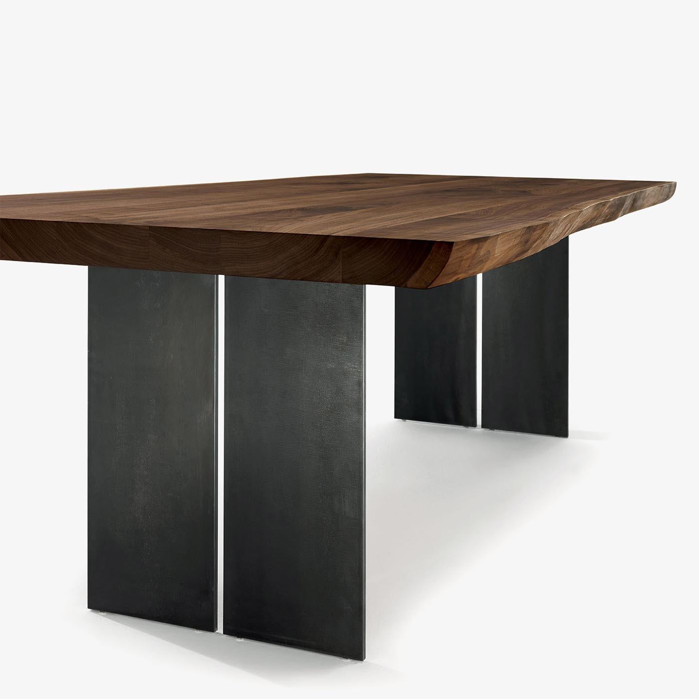 Tisch mit konischen Kanten und Stahl  im Zustand „Neu“ im Angebot in Paris, FR
