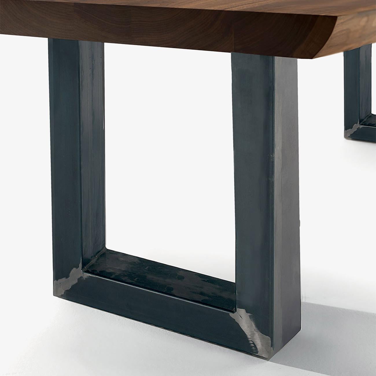 XXIe siècle et contemporain Table de salle à manger Real Edges en noyer en vente