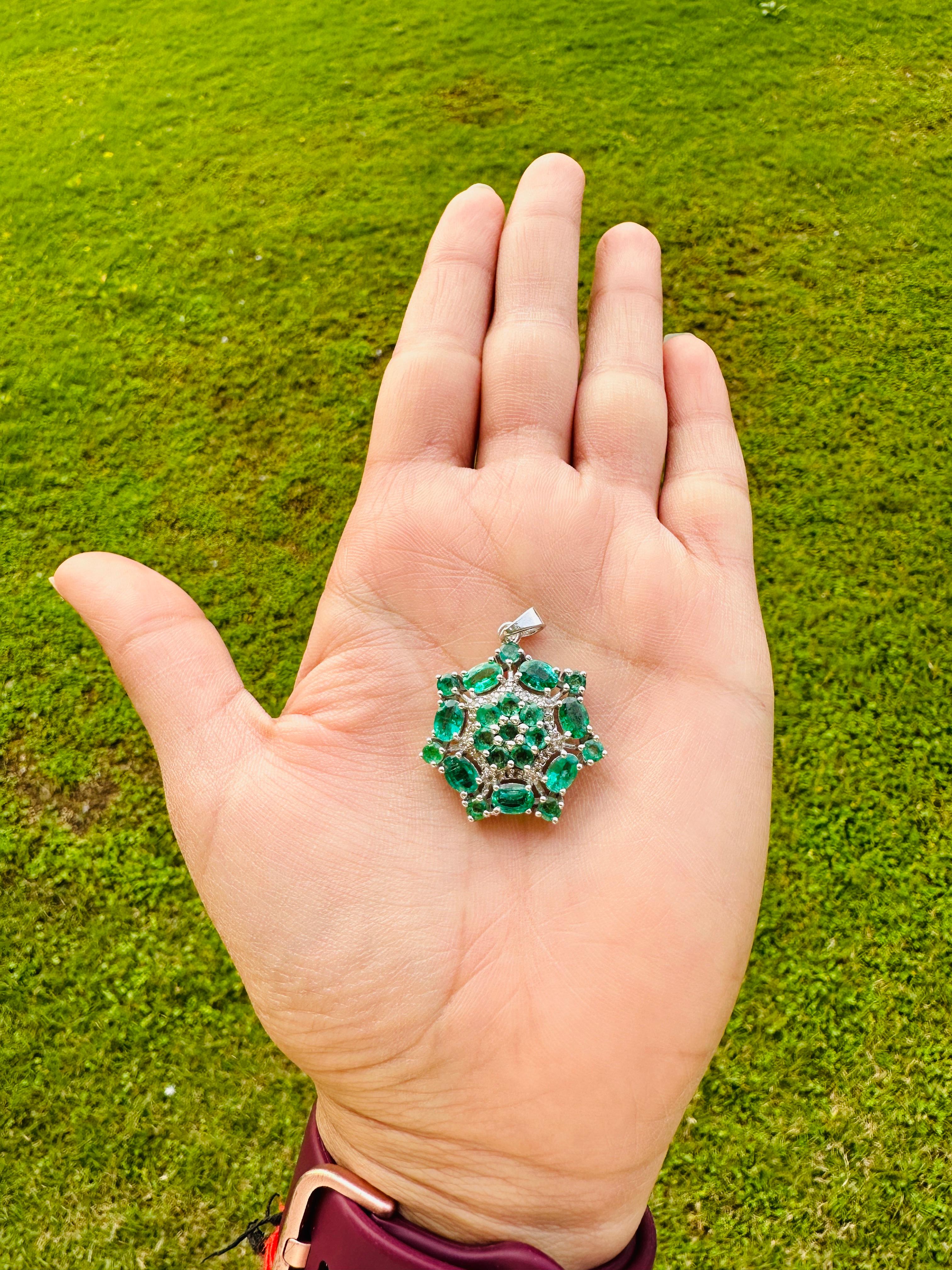 Real Emerald Birthstone Flower Pendant in .925 Sterling Silver for Women In New Condition In Houston, TX